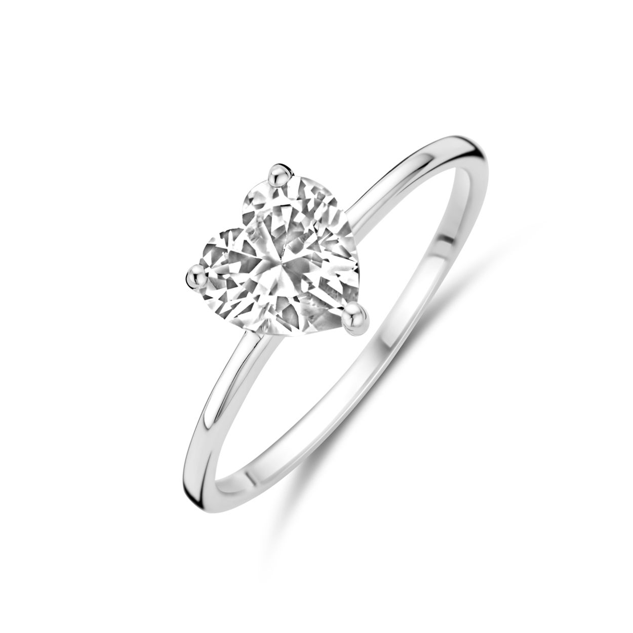 Gerhodineerd 925 zilveren ring uitgevoerd in de vorm van een hartje met zirkonia. De ring heeft een breedte van 7.5mm.