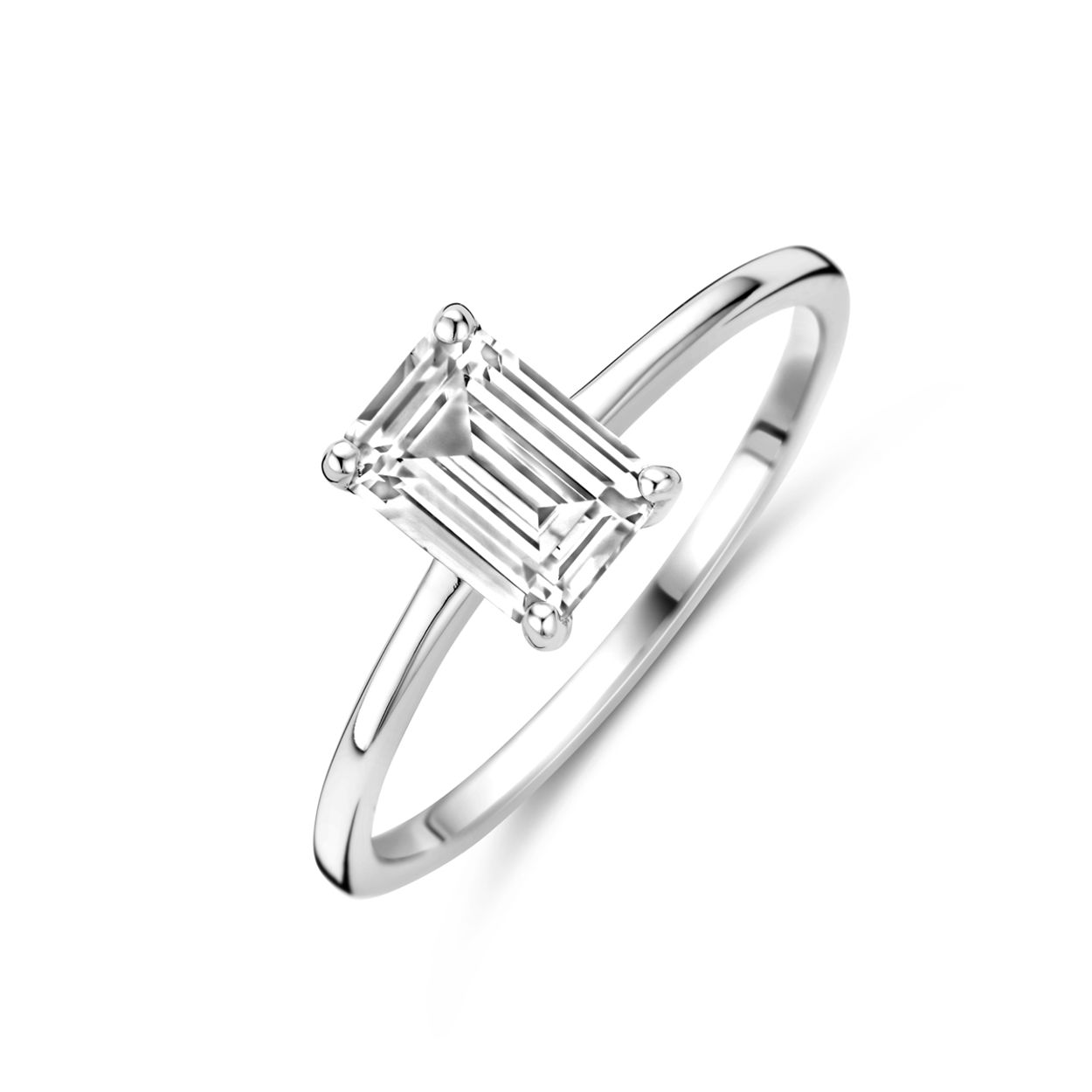 Gerhodineerd 925 zilveren ring uitgevoerd met zirkonia. De ring heeft een breedte van 7.5mm.