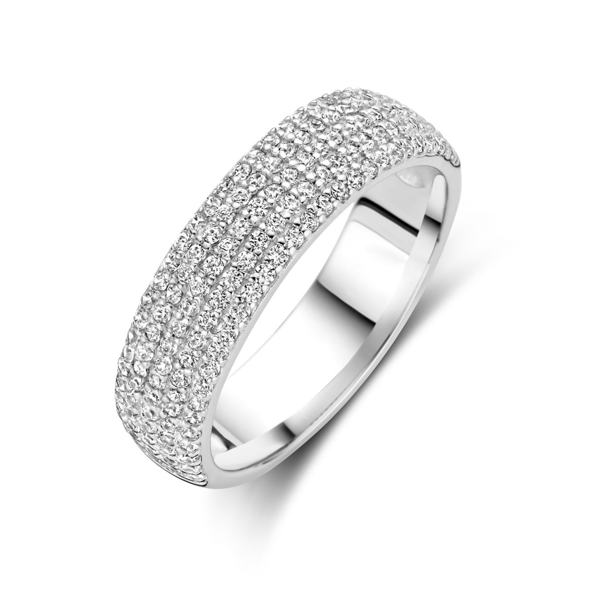 Gerhodineerd 925 zilveren ring uitgevoerd met zirkonia. De ring heeft een breedte van 5.5mm.