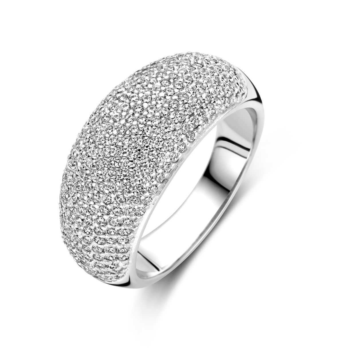 Gerhodineerd 925 zilveren ring uitgevoerd met een zirkonia. De ring heeft een breedte van 9.5mm.