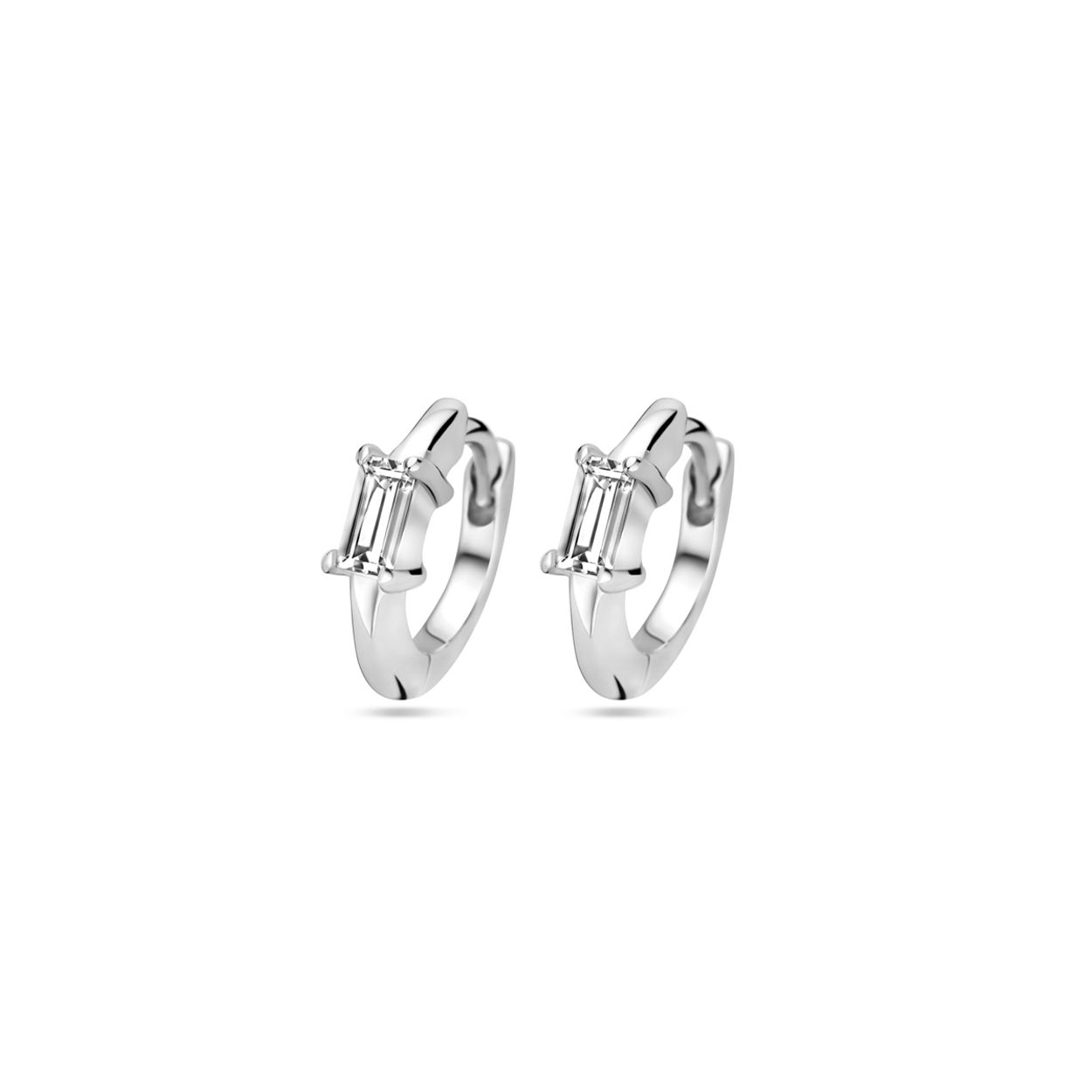 Gerhodineerd 925 zilveren klapoorringen uitgevoerd met zirkonia. De klapoorringen hebben een diameter van 10.5mm.