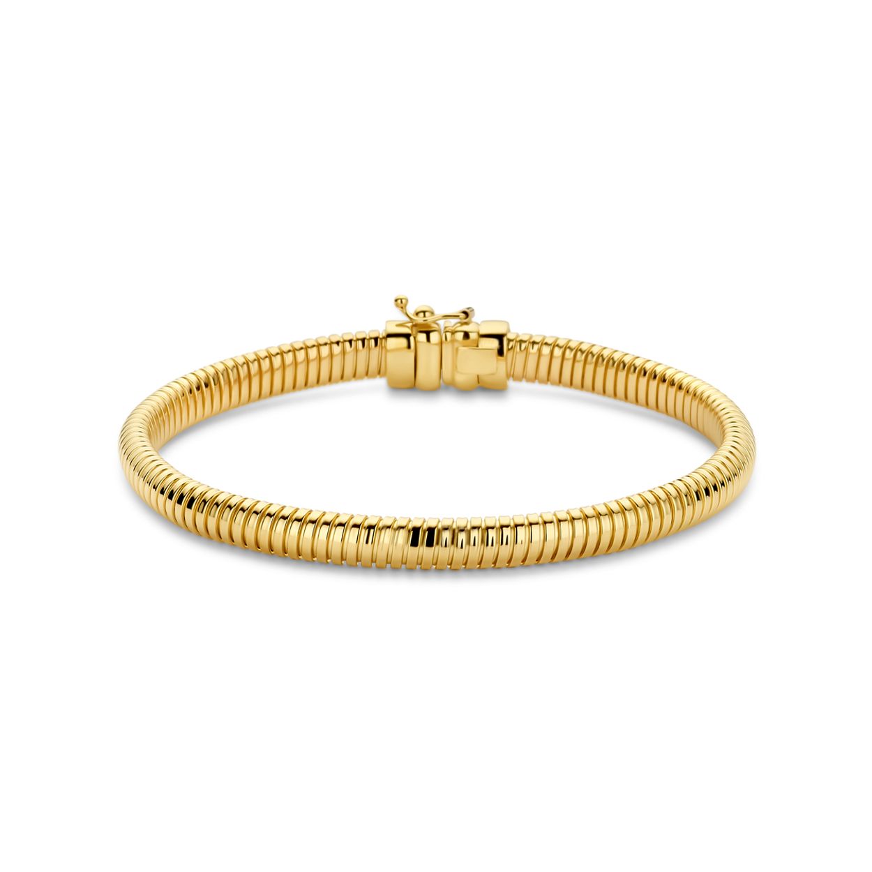 14k Geelgouden armband uitgevoerd met een omega schakel van 5.5mm. De armband heeft een draaglengte van 18.5cm.