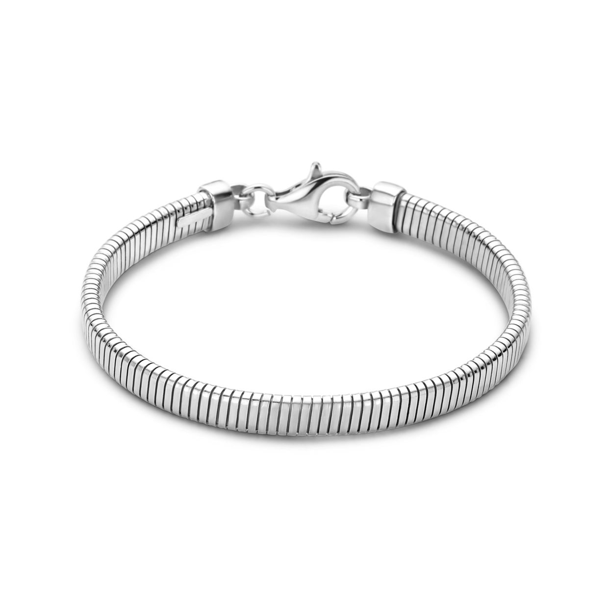 Gerhodineerd 925 zilveren armband uitgevoerd met een omega schakel van 5.6mm. De armband heeft een draaglengte van 17cm en is uitgevoerd met karabijnsluiting.