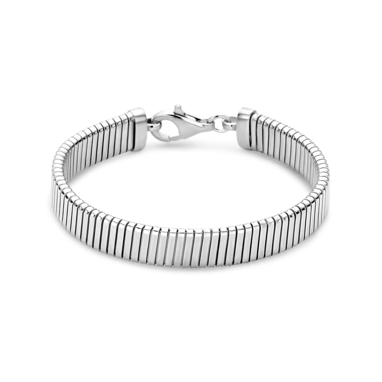 Gerhodineerd 925 zilveren armband uitgevoerd met een omega schakel van 10.2mm. De armband heeft een draaglengte van 19cm en is uitgevoerd met karabijnsluiting.