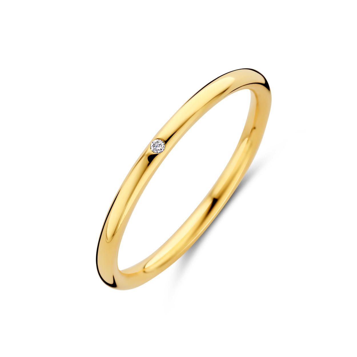 14k Geelgouden ring uitgevoerd met diamant. De ring heeft een breedte van 1.8mm. Het diamantgewicht is 0.007ct.