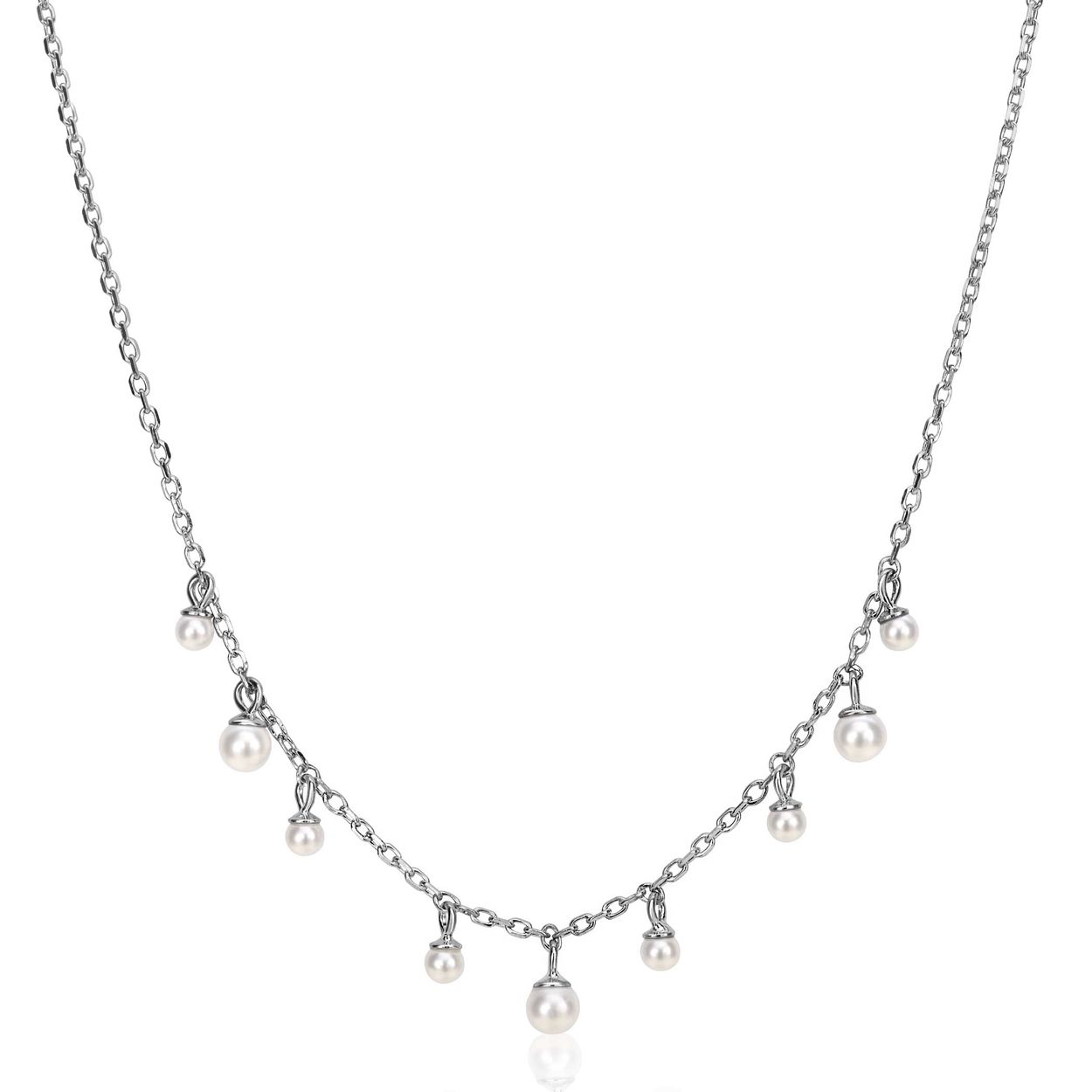 Deze prachtige ZINZI zilveren schakelketting is versierd met negen ronde witte glasparels in verschillende groottes, speels verdeeld over de ketting. De lengte van de ketting is verstelbaar van 40 tot 45 cm, waardoor deze perfect past bij elke outfit. Draag deze ketting op zichzelf als statementstuk of combineer hem met andere sieraden voor een trendy look. Met deze ketting maak je zeker een statement!