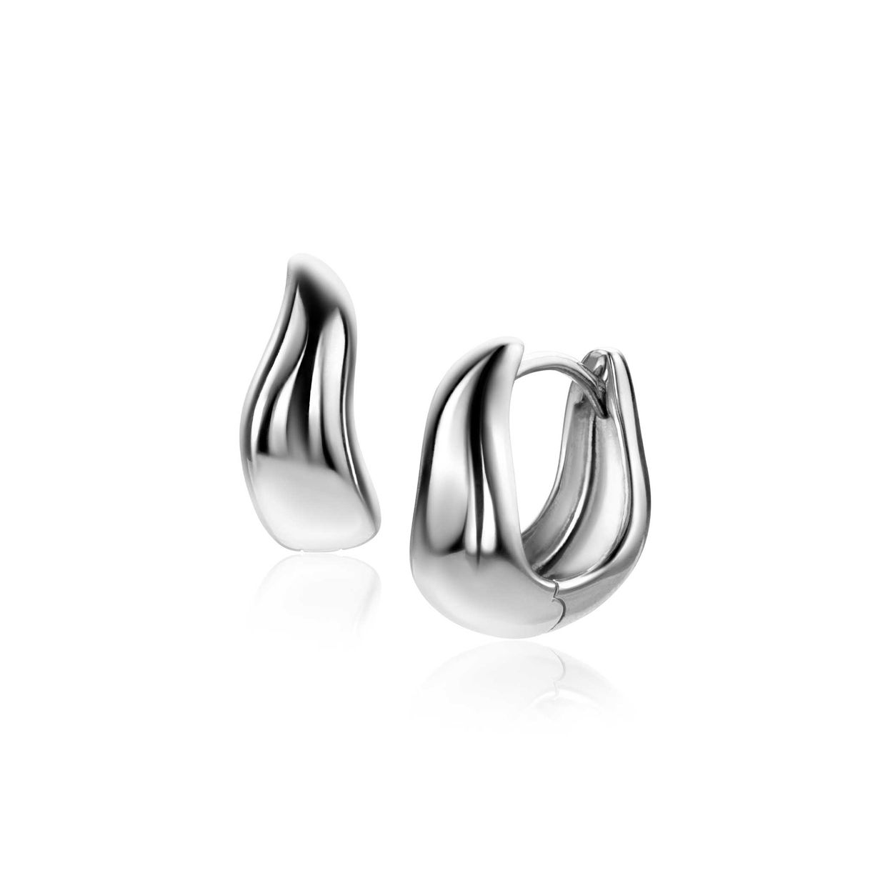 Deze zilveren oorbellen van ZINZI hebben een organische vorm en een luxe klapsluiting. Met een breedte van 6,5mm zijn ze een chique toevoeging aan elke outfit. Draag ze solo voor een subtiele look of combineer ze met andere oorbellen voor een trendy stijl. De beste manier om ze te dragen is met trots en zelfvertrouwen, en laat ze stralen op jouw oren!
