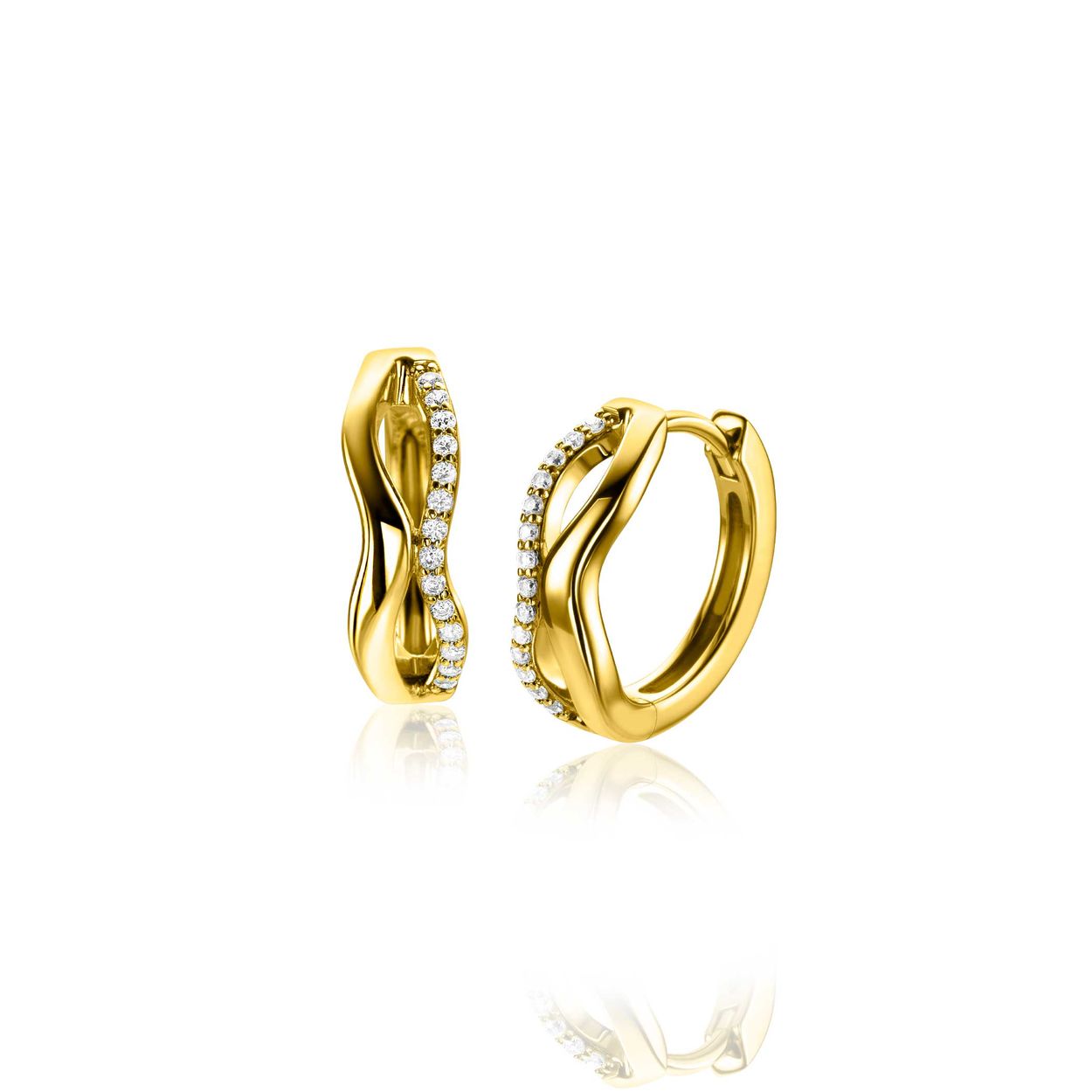 ZINZI gold plated zilveren oorringen (15mm) organisch gevormd met twee golvende banen, waarvan één bezet met witte zirconia's. Met luxe en gemakkelijke klapsluiting. Maak je look compleet met de bijpassende ring! Vervaardigd van eerste gehalte zilver (925) en extra geel verguld.