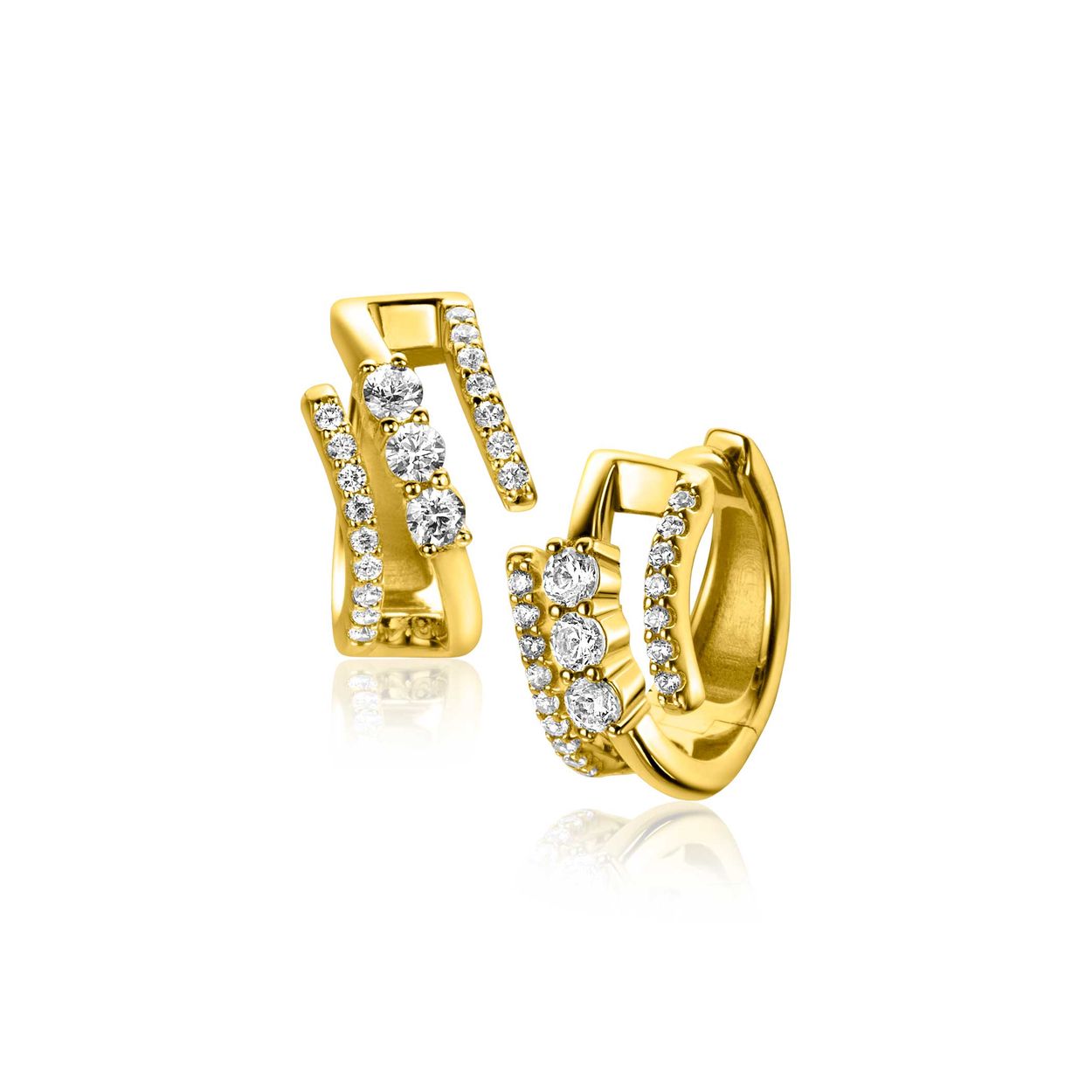ZINZI gold plated zilveren multi-look oorringen (16mm) met 3 rijen. De middelste rij is opvallend bezet met grotere witte zirconia's. Deze oorringen zijn 9mm breed. Met luxe en gemakkelijke klapsluiting. Maak je look compleet met de bijpassende ring! Vervaardigd van eerste gehalte zilver (925) en extra geel verguld.