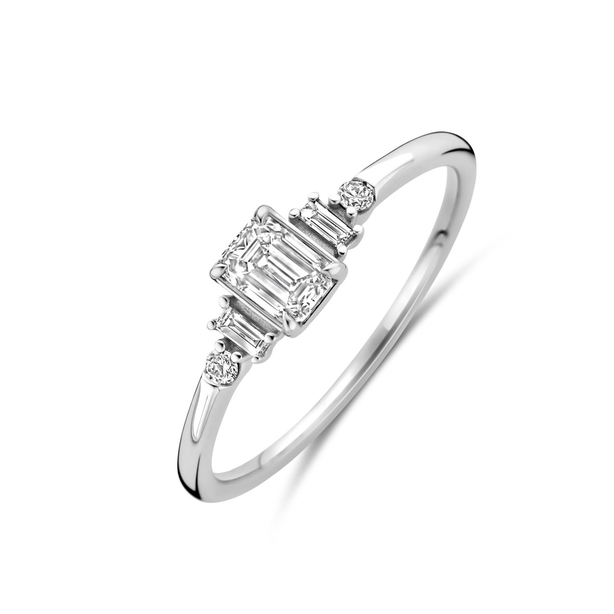 14k Witgouden ring uitgevoerd met lab grown diamanten. De ring heeft een breedte van 5mm. De totale diamantgewicht is 0.405ct.