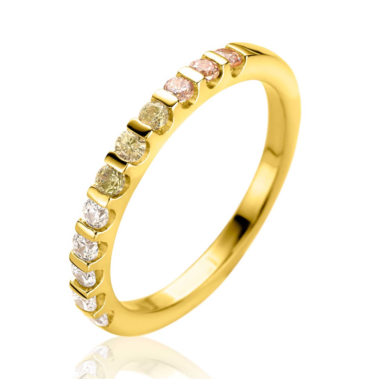 ZINZI gold plated zilveren aanschuifring bezet met champagne, peridot en witte zirconia's, sierlijk gezet in een luxe zetting. Deze ring is 2mm breed. Ideaal om af te wisselen of mee te combineren met je andere Zinzi aanschuifringen. Mix & match. Vervaardigd van eerste gehalte zilver (925) en voorzien van een extra geel vergulding.