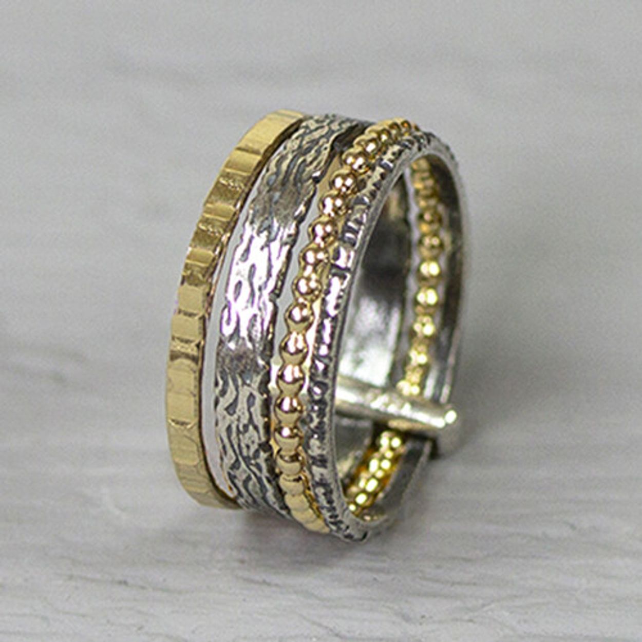 LET OP: Beperkt voorradig - niet in elke maat beschikbaar! De glans van 925 sterling zilver maakt het een gewild edelmetaal voor de vervaardiging van sieraden. Het bestaat uit 92,5% puur zilver en 7,5% koper. Puur zilver is een zacht en buigzaam materiaal, het koper in 925 sterling zilver zorgt voor de stevigheid. De sieraden van Jeh Jewels zijn nikkel vrij. Op dit sieraad is gebruik gemaakt van geoxideerd zilver, dit is een oppervlakte bewerking. Het is mogelijk dat de geoxideerde laag na verloop van tijd door slijtage gaat vervagen. Goldfilled komt uit Amerika en wordt daar al langer gebruikt voor de vervaardiging van sieraden met een "touch of gold" voor een betaalbare prijs. Het goldfilled blijft op kleur, is slijtvast en de goudlaag is dik genoeg om lang te kunnen genieten van de warme uitstraling van goud. Goldfilled wordt veelal ook goed verdragen door mensen die allergisch zijn voor andere metalen dan goud.