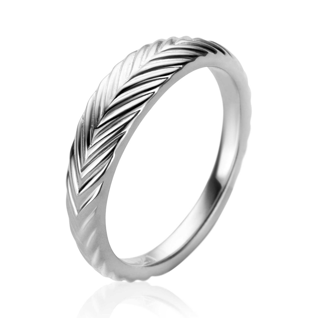 ZINZI zilveren ring (5mm breed) met veertjesmotief. De veer staat symbool voor je vleugels uitslaan en vrijheid. Maak je look compleet met de bijpassende oorringen en oorbedels! Vervaardigd van eerste gehalte zilver (925) en voorzien van een extra rodiumlaag voor een langdurige glans.