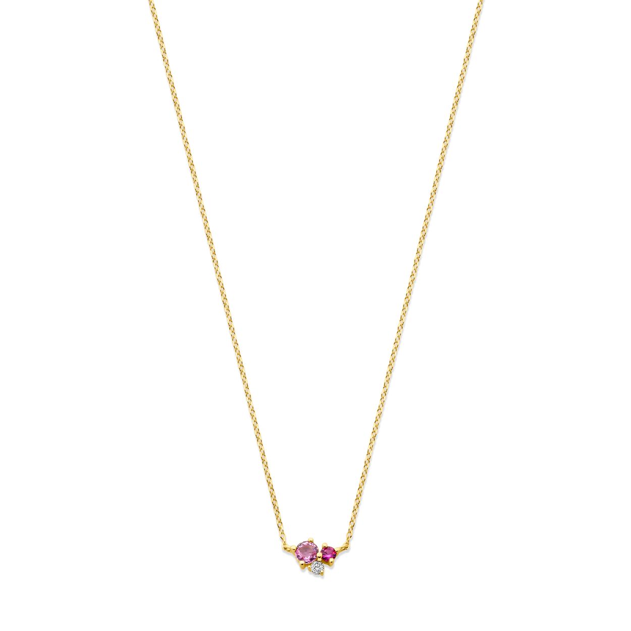 14k Geelgouden collier uitgevoerd met roze saffier en diamant. Het collier heeft draaglengtes van 41-43-45. De totale diamantgewicht is 0.03ct. Uitgevoerd met karabijnsluiting.