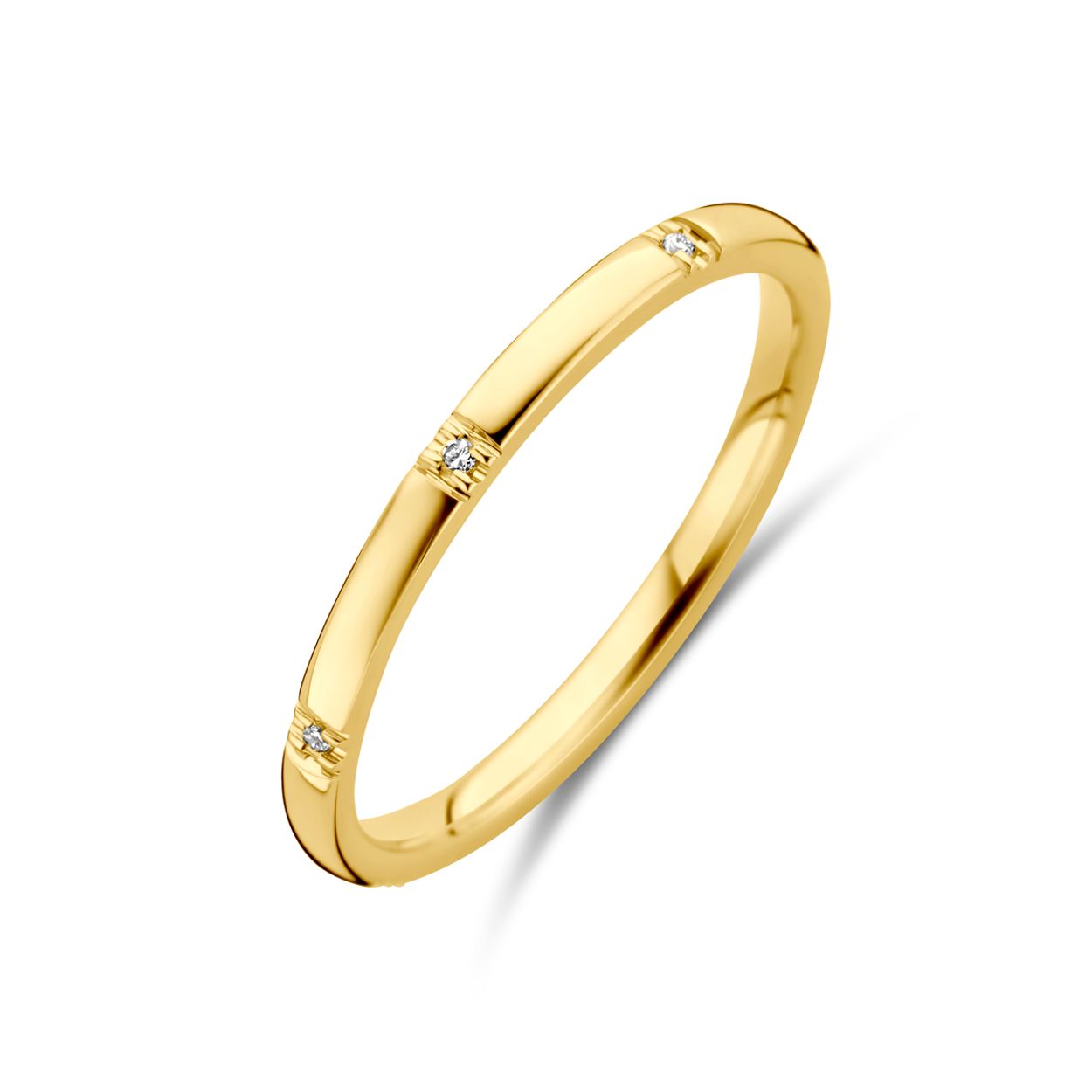 14k Geelgouden ring uitgevoerd met diamant. De ring heeft een breedte van 1.8mm. De totale diamantgewicht is 0.03ct.