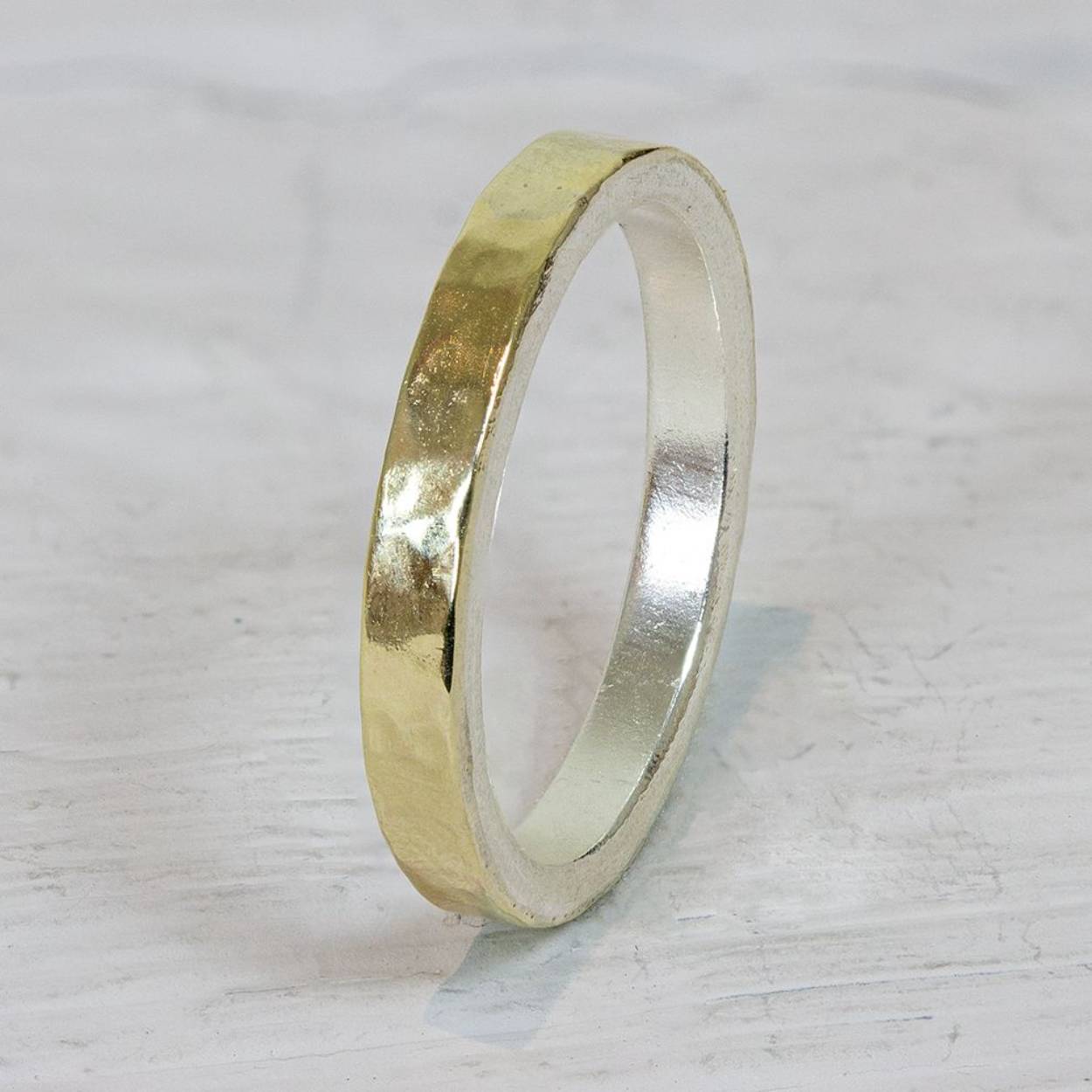 Ring van Jéh Jewels gemaakt van zilver met 9 karaat. Prachtig om alleen te dragen maar nog mooier om te combineren. 

Materiaal: 9 karaat
De term karaat geeft aan hoeveel puur goud er per duizend delen in een sieraad zitten. Hoe hoger deze waarde, hoe meer goud. In een sieraad van 9 karaat zitten 337,5 delen goud.