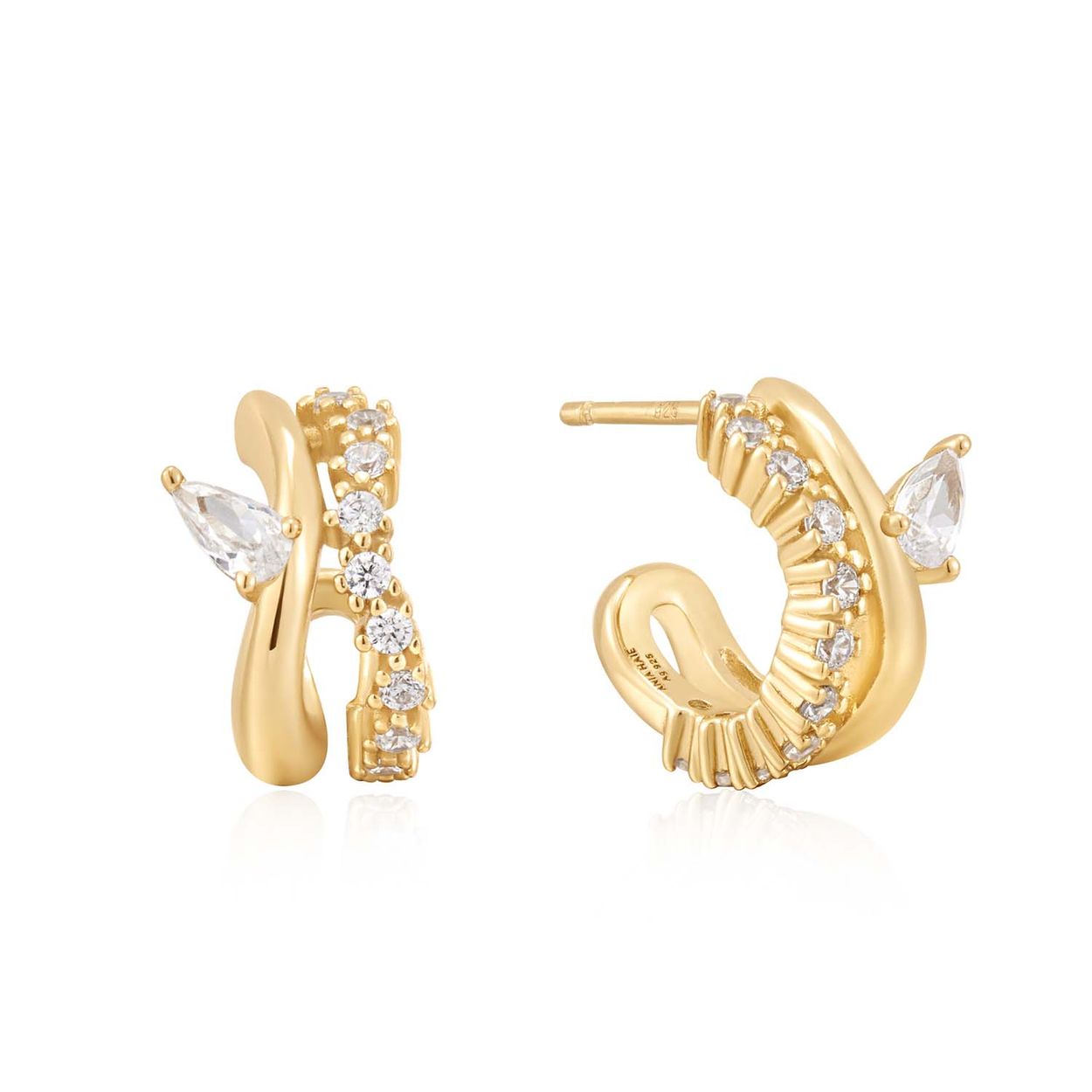AH E056-04G
De luxe glinsterende pave-afwerking die de ronding van de oorbel perfect omlijnt, maakt dit paar een must-have. Met een fonkelende druppelvormige zirkonia zijn deze het ultieme in elegantie en stijl. Veelzijdig genoeg om alleen te dragen of om te combineren met je favoriete studs, hoops en oorknopjes.

HET MERK
Geïnspireerd door de laatste fashion trends is Ania Haie het toonaangevende sieradenmerk voor hoogkwalitatieve maar ook betaalbare zilveren sieraden, zonder op de kwaliteit in te leveren. Iedere collectie is gebaseerd op de laatste catwalktrends, waardoor Ania Haie snel tot hét sieradenmerk voor stijlbewuste consumenten is verkozen. Elk sieraad wordt ontworpen om te combineren met andere sieraden waardoor je je eigen look kunt creëren. Maar ook zijn Ania Haie sieraden opvallend genoeg om op zichzelf te dragen.

SPECIFICATIES
- Ania Haie
- Oorsieraad
- 925 zilver met gold/ rhodium plating
- 14mm
- AH E056-04G