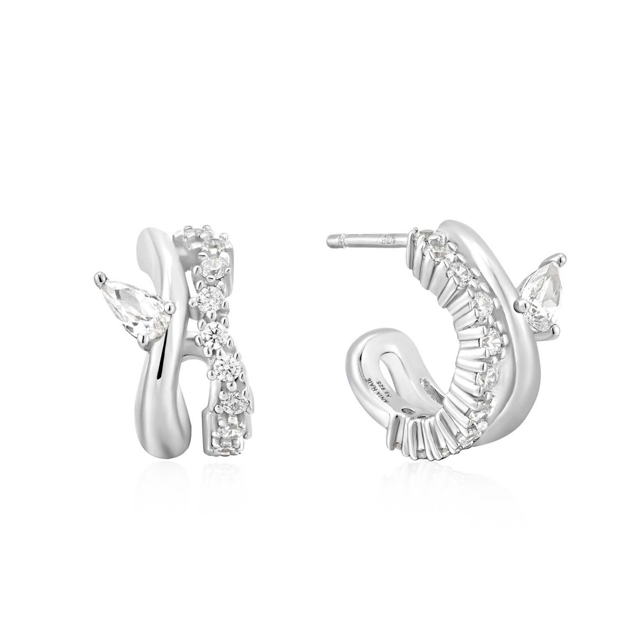 AH E056-04H
De luxe glinsterende pave-afwerking die de ronding van de oorbel perfect omlijnt, maakt dit paar een must-have. Met een fonkelende druppelvormige zirkonia zijn deze het ultieme in elegantie en stijl. Veelzijdig genoeg om alleen te dragen of om te combineren met je favoriete studs, hoops en oorknopjes.

HET MERK
Geïnspireerd door de laatste fashion trends is Ania Haie het toonaangevende sieradenmerk voor hoogkwalitatieve maar ook betaalbare zilveren sieraden, zonder op de kwaliteit in te leveren. Iedere collectie is gebaseerd op de laatste catwalktrends, waardoor Ania Haie snel tot hét sieradenmerk voor stijlbewuste consumenten is verkozen. Elk sieraad wordt ontworpen om te combineren met andere sieraden waardoor je je eigen look kunt creëren. Maar ook zijn Ania Haie sieraden opvallend genoeg om op zichzelf te dragen.

SPECIFICATIES
- Ania Haie
- Oorsieraad
- 925 zilver met gold/ rhodium plating
- 14mm
- AH E056-04H