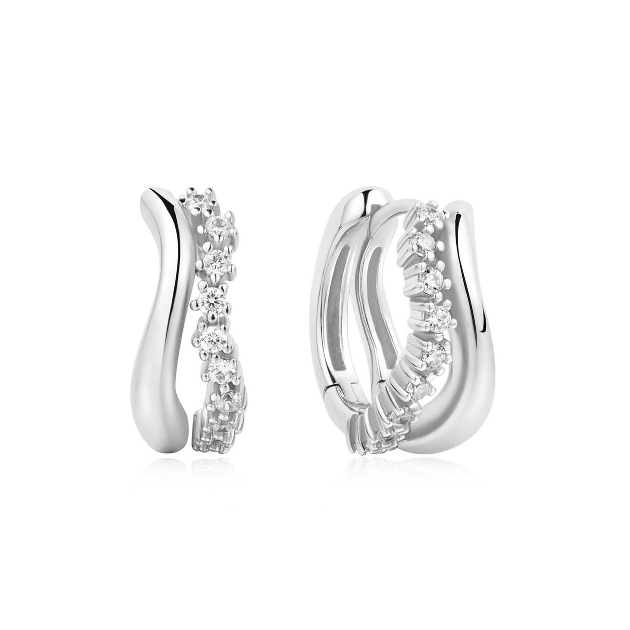 AH E056-05H
De luxe, glinsterende pave-afwerking die de ronding van de oorbel perfect omlijnt, maakt dit paar tot een must-have. Deze zijn het toppunt van elegantie en stijl. Veelzijdig genoeg om alleen te dragen of om te combineren met je favoriete studs, hoops en oorknopjes.

HET MERK
Geïnspireerd door de laatste fashion trends is Ania Haie het toonaangevende sieradenmerk voor hoogkwalitatieve maar ook betaalbare zilveren sieraden, zonder op de kwaliteit in te leveren. Iedere collectie is gebaseerd op de laatste catwalktrends, waardoor Ania Haie snel tot hét sieradenmerk voor stijlbewuste consumenten is verkozen. Elk sieraad wordt ontworpen om te combineren met andere sieraden waardoor je je eigen look kunt creëren. Maar ook zijn Ania Haie sieraden opvallend genoeg om op zichzelf te dragen.

SPECIFICATIES
- Ania Haie
- Oorsieraad
- 925 zilver met gold/ rhodium plating
- 16mm
- AH E056-05H