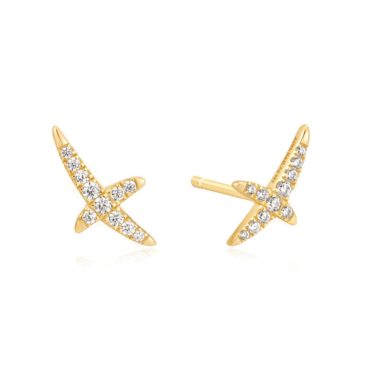 AH E057-02G
Deze glinsterende oorbellen met hun onregelmatige kruisvorm zijn een perfecte keuze om je individualiteit te symboliseren. Combineer met een grove ring en fonkelende studs om een look te creëren die glamour uitstraalt.

HET MERK
Geïnspireerd door de laatste fashion trends is Ania Haie het toonaangevende sieradenmerk voor hoogkwalitatieve maar ook betaalbare zilveren sieraden, zonder op de kwaliteit in te leveren. Iedere collectie is gebaseerd op de laatste catwalktrends, waardoor Ania Haie snel tot hét sieradenmerk voor stijlbewuste consumenten is verkozen. Elk sieraad wordt ontworpen om te combineren met andere sieraden waardoor je je eigen look kunt creëren. Maar ook zijn Ania Haie sieraden opvallend genoeg om op zichzelf te dragen.

SPECIFICATIES
- Ania Haie
- Oorsieraad
- 925 zilver met gold/ rhodium plating
- 11,5mm
- AH E057-02G