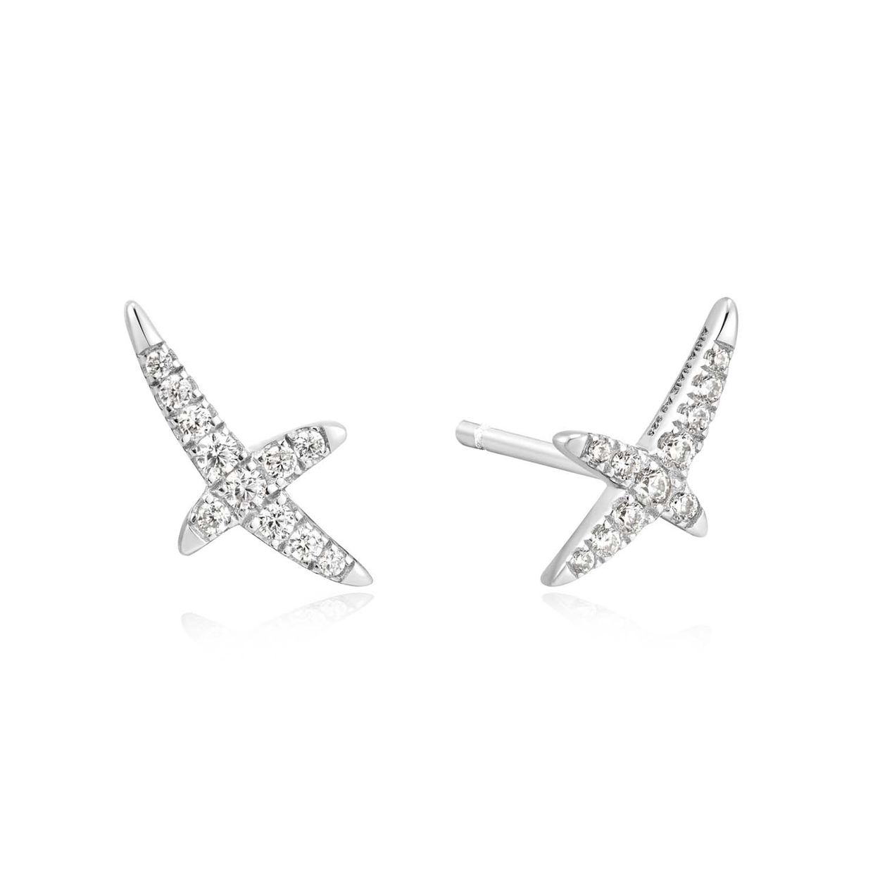 AH E057-02H
Deze glinsterende oorbellen met hun onregelmatige kruisvorm zijn een perfecte keuze om je individualiteit te symboliseren. Combineer met een grove ring en fonkelende studs om een look te creëren die glamour uitstraalt.

HET MERK
Geïnspireerd door de laatste fashion trends is Ania Haie het toonaangevende sieradenmerk voor hoogkwalitatieve maar ook betaalbare zilveren sieraden, zonder op de kwaliteit in te leveren. Iedere collectie is gebaseerd op de laatste catwalktrends, waardoor Ania Haie snel tot hét sieradenmerk voor stijlbewuste consumenten is verkozen. Elk sieraad wordt ontworpen om te combineren met andere sieraden waardoor je je eigen look kunt creëren. Maar ook zijn Ania Haie sieraden opvallend genoeg om op zichzelf te dragen.

SPECIFICATIES
- Ania Haie
- Oorsieraad
- 925 zilver met gold/ rhodium plating
- 11,5mm
- AH E057-02H