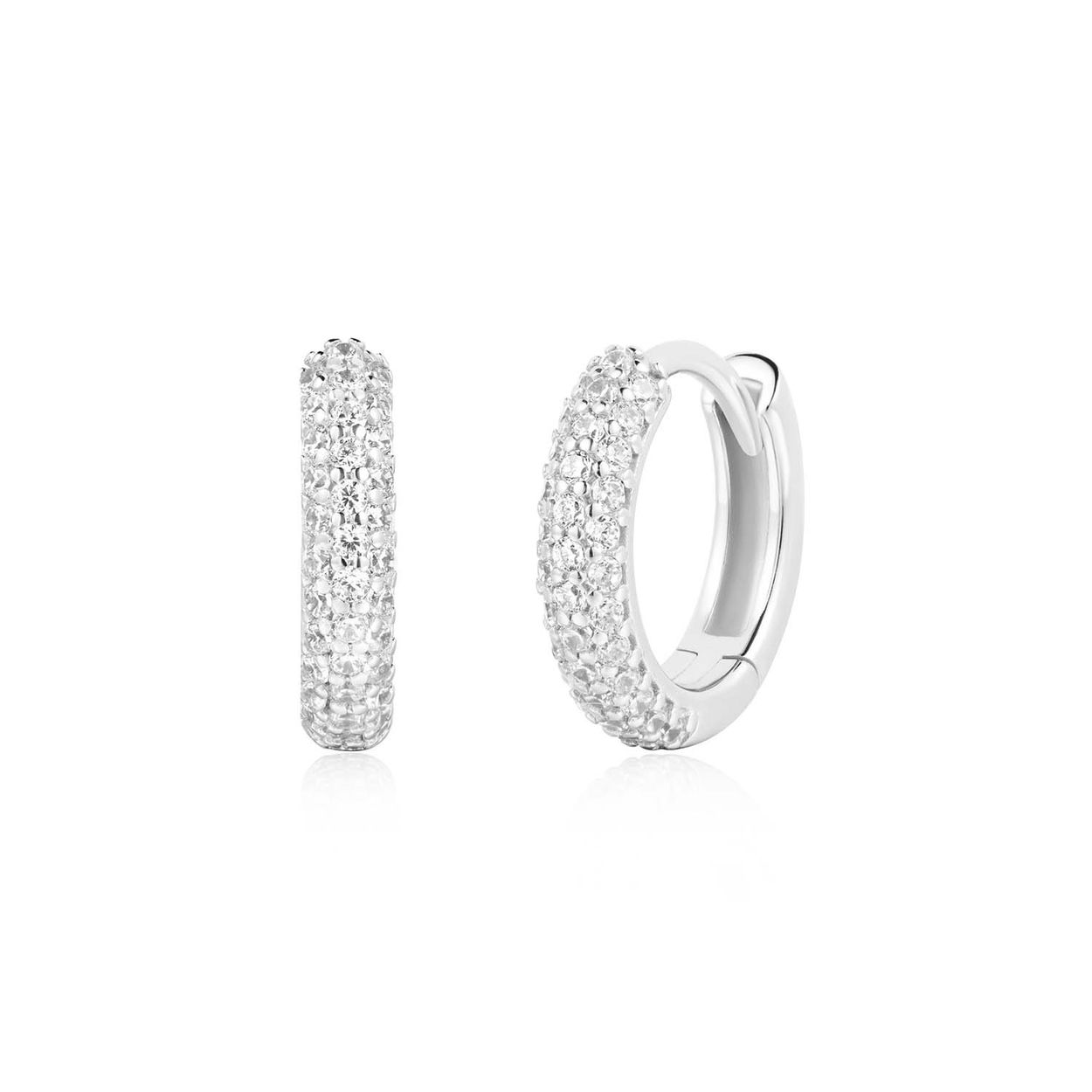 AH E057-04H
Maak je dag mooier met deze glinsterende hoepeloorbellen. Versierd met zirkonia aan de voorkant en glad sterling zilver aan de achterkant, het is een twee-in-één. Perfect voor elke gelegenheid.

HET MERK
Geïnspireerd door de laatste fashion trends is Ania Haie het toonaangevende sieradenmerk voor hoogkwalitatieve maar ook betaalbare zilveren sieraden, zonder op de kwaliteit in te leveren. Iedere collectie is gebaseerd op de laatste catwalktrends, waardoor Ania Haie snel tot hét sieradenmerk voor stijlbewuste consumenten is verkozen. Elk sieraad wordt ontworpen om te combineren met andere sieraden waardoor je je eigen look kunt creëren. Maar ook zijn Ania Haie sieraden opvallend genoeg om op zichzelf te dragen.

SPECIFICATIES
- Ania Haie
- Oorsieraad
- 925 zilver met gold/ rhodium plating
- 10,2mm
- AH E057-04H