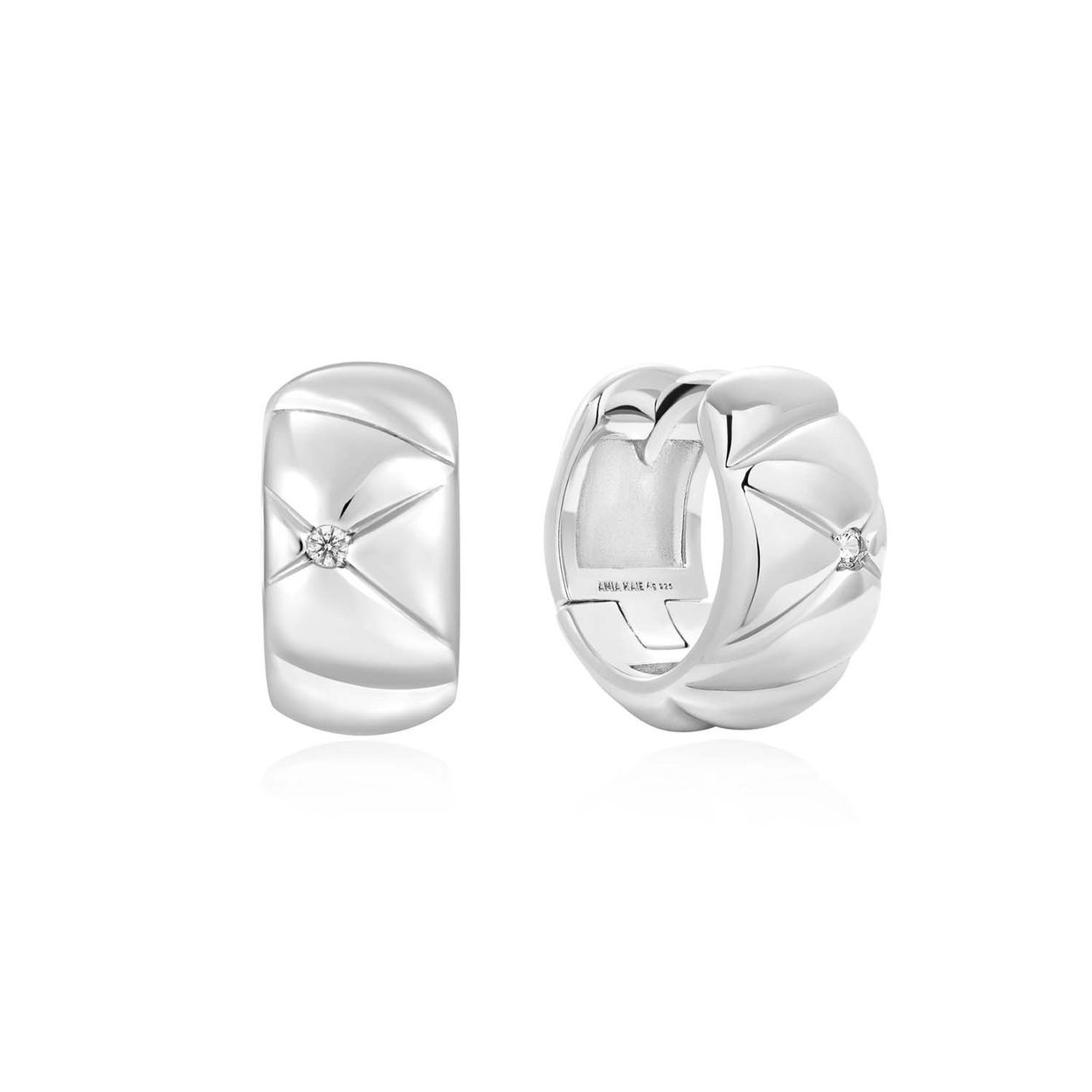 AH E057-05H

HET MERK
GeÃ¯nspireerd door de laatste fashion trends is Ania Haie het toonaangevende sieradenmerk voor hoogkwalitatieve maar ook betaalbare zilveren sieraden, zonder op de kwaliteit in te leveren. Iedere collectie is gebaseerd op de laatste catwalktrends, waardoor Ania Haie snel tot hÃ©t sieradenmerk voor stijlbewuste consumenten is verkozen. Elk sieraad wordt ontworpen om te combineren met andere sieraden waardoor je je eigen look kunt creÃ«ren. Maar ook zijn Ania Haie sieraden opvallend genoeg om op zichzelf te dragen.

SPECIFICATIES
- Ania Haie
- Oorsieraad
- 925 zilver met gold/ rhodium plating
- 10,3mm
- AH E057-05H