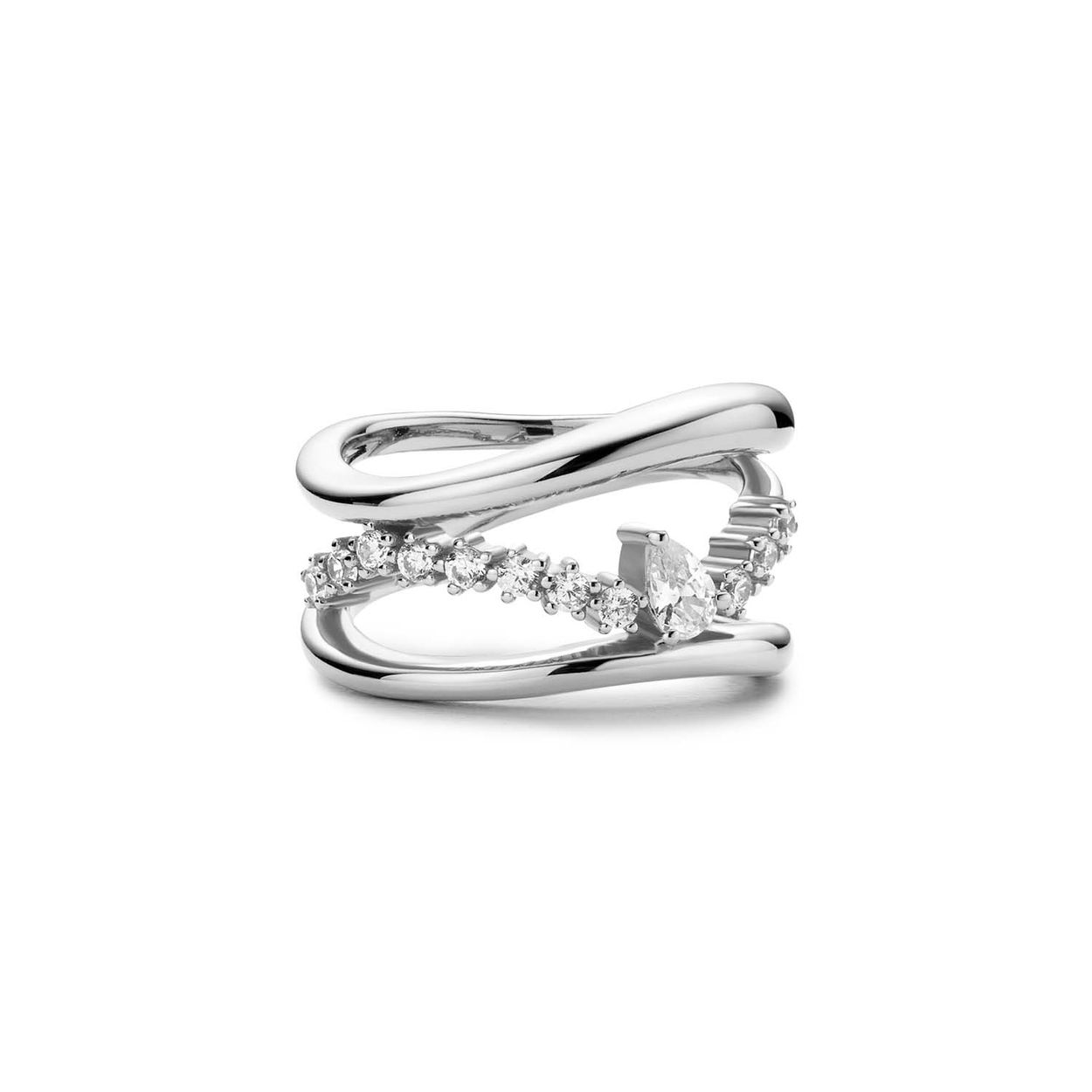 De ultieme ring voor elk seizoen. Deze stevige, gelaagde ring heeft een druppelvormig ontwerp in het midden en is omringd door een band van zirkonia's. De combinatie van gepolijste rondingen en fonkeling zorgen voor een ring die niet onopgemerkt zal blijven.
