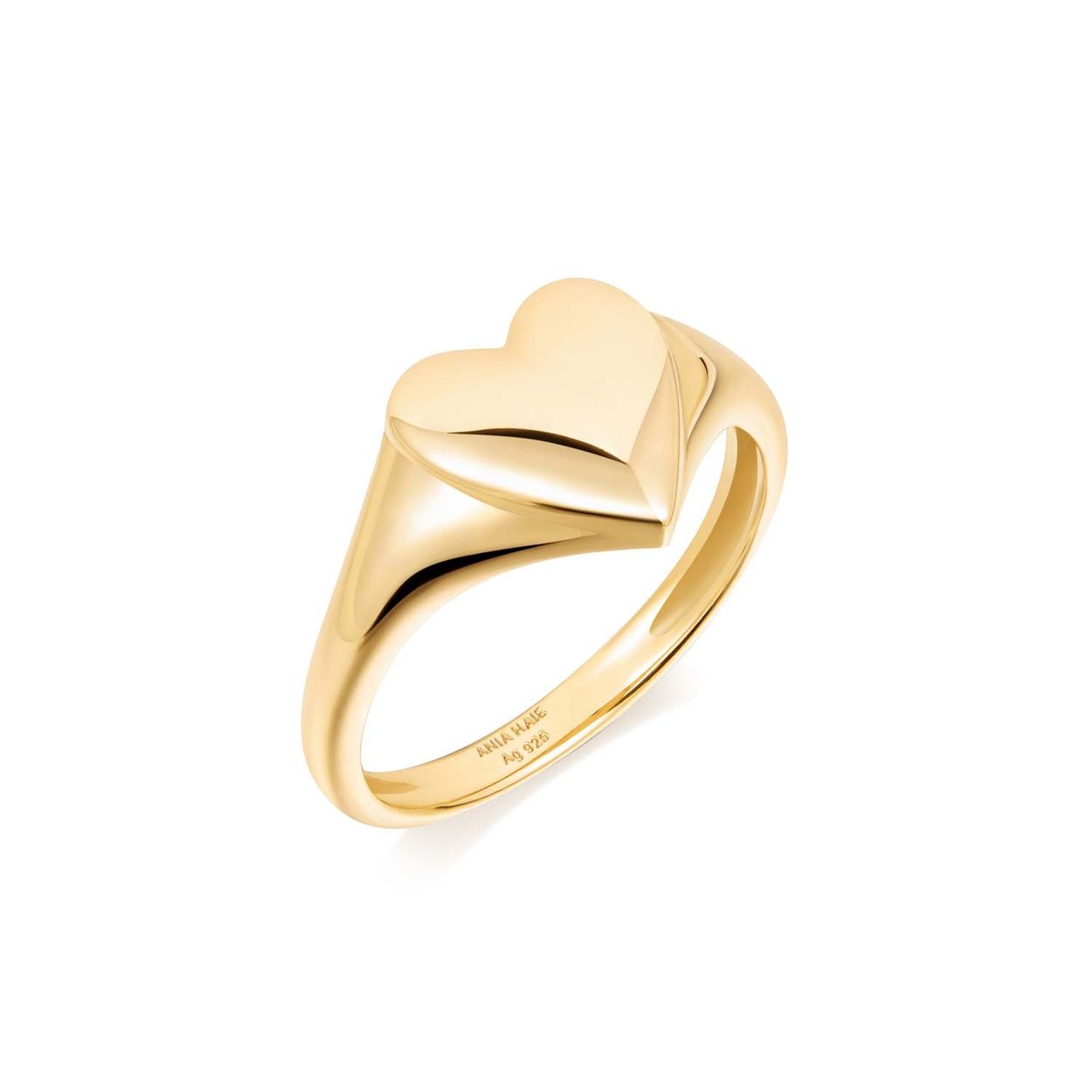 AH R057-02G
Deze zegelring met hartstempel is er een voor juwelenliefhebbers. Perfect om stijl toe te voegen aan elke look. Dit klassieke maar opvallende sieraad is de must-have ring van dit seizoen. Draag hem aan je pink of maak er een middelpunt van met een stapel eenvoudige bandjes.

HET MERK
Geïnspireerd door de laatste fashion trends is Ania Haie het toonaangevende sieradenmerk voor hoogkwalitatieve maar ook betaalbare zilveren sieraden, zonder op de kwaliteit in te leveren. Iedere collectie is gebaseerd op de laatste catwalktrends, waardoor Ania Haie snel tot hét sieradenmerk voor stijlbewuste consumenten is verkozen. Elk sieraad wordt ontworpen om te combineren met andere sieraden waardoor je je eigen look kunt creëren. Maar ook zijn Ania Haie sieraden opvallend genoeg om op zichzelf te dragen.

SPECIFICATIES
- Ania Haie
- Ring
- 925 zilver met gold/ rhodium plating
- 2,2mm
- AH R057-02G