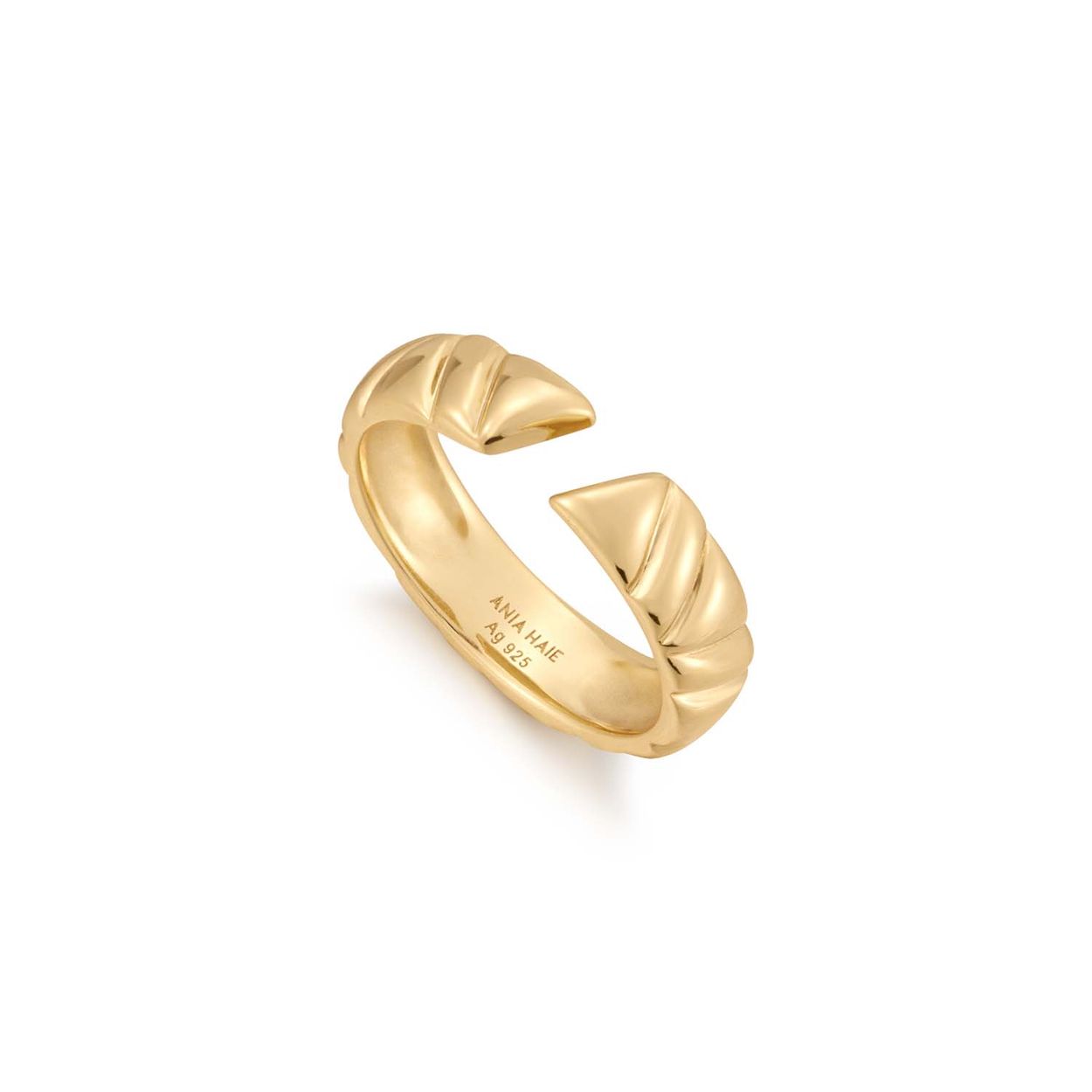AH R057-03G Je nieuwe ring voor alle gelegenheden. Deze verstelbare ring heeft een uniek diagonaal patroon voor de perfecte, minimale maar opvallende ring. Het verstelbare ontwerp is gemaakt van zilver en zorgt altijd voor de perfecte pasvorm. De afwerking met draai-effect biedt alle trendy details. HET MERK Geïnspireerd door de laatste fashion trends is Ania Haie het toonaangevende sieradenmerk voor hoogkwalitatieve maar ook betaalbare zilveren sieraden, zonder op de kwaliteit in te leveren. Iedere collectie is gebaseerd op de laatste catwalktrends, waardoor Ania Haie snel tot hét sieradenmerk voor stijlbewuste consumenten is verkozen. Elk sieraad wordt ontworpen om te combineren met andere sieraden waardoor je je eigen look kunt creëren. Maar ook zijn Ania Haie sieraden opvallend genoeg om op zichzelf te dragen. SPECIFICATIES - Ania Haie - Ring verstelbaar - 925 zilver met gold/ rhodium plating - 4,8mm - AH R057-03G