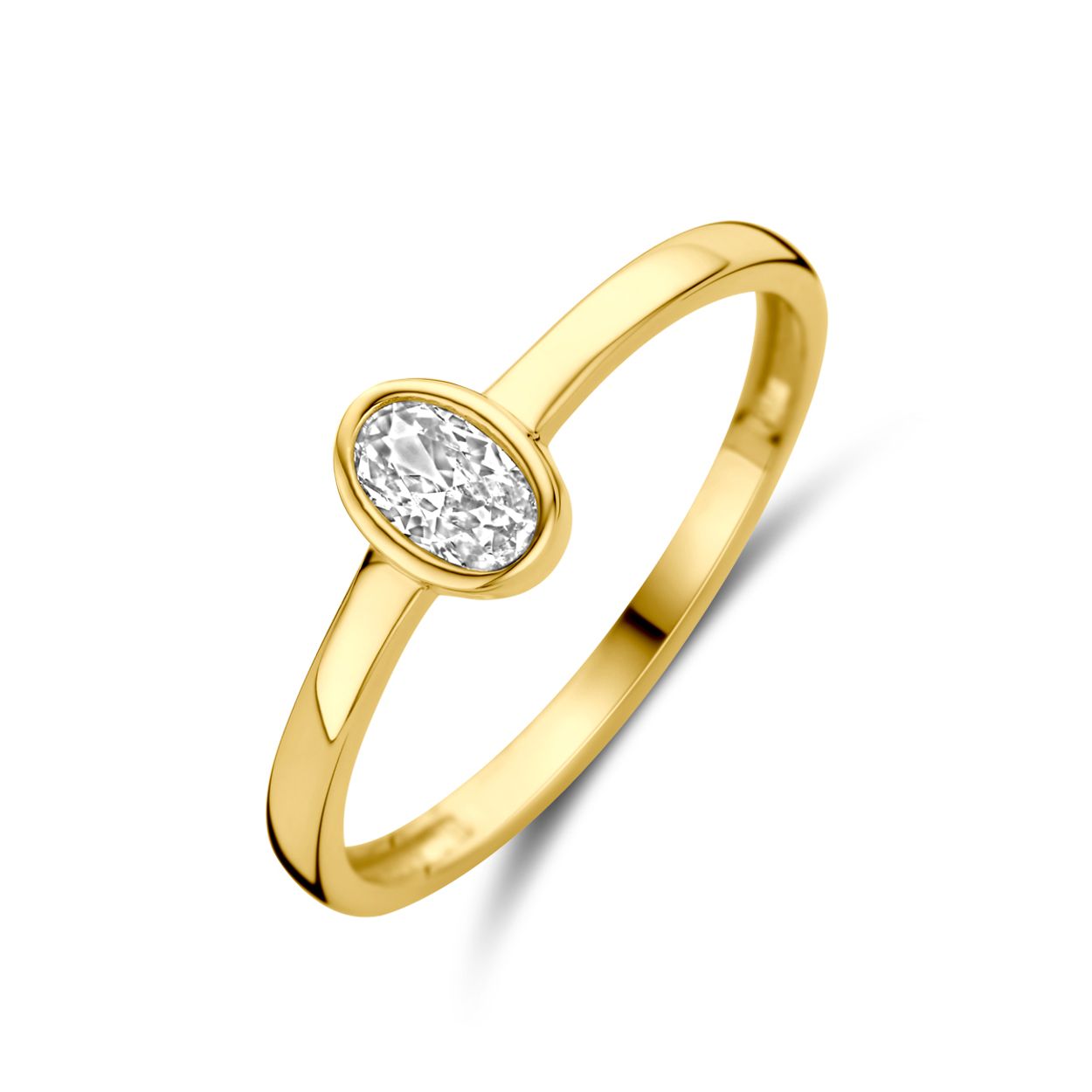 14k Geelgouden ring uitgevoerd met zirkonia. De ring heeft een breedte van 6mm.