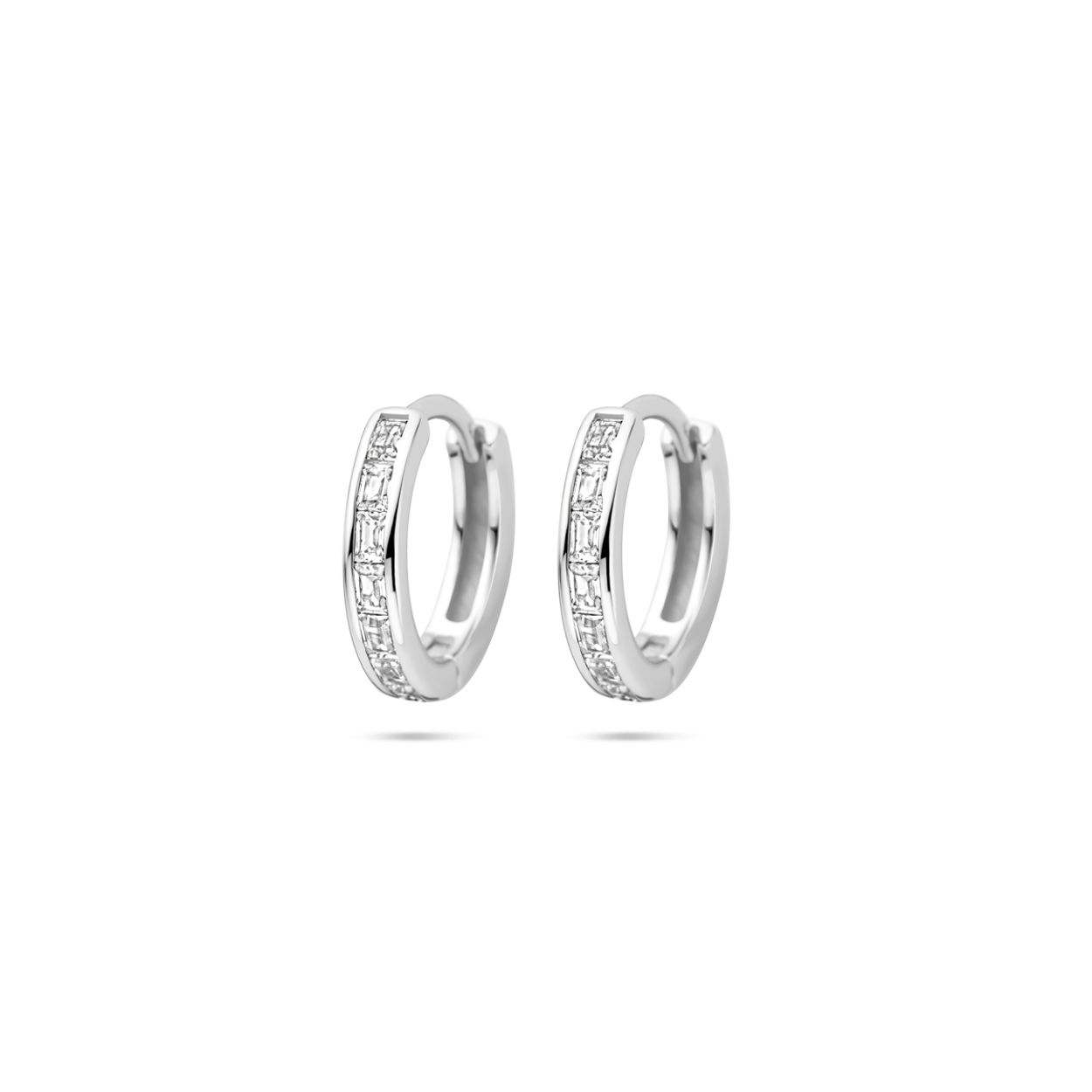 Gerhodineerd 925 zilveren klapoorringen uitgevoerd met zirkonia. De oorringen hebben een diameter van 12mm.