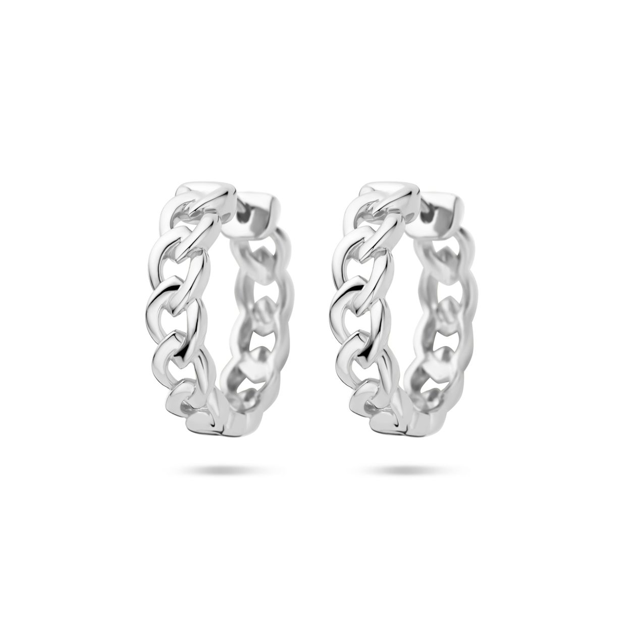 Gerhodineerd 925 zilveren klapoorringen met een schakelmotief. De oorringen hebben een diameter van 18mm.