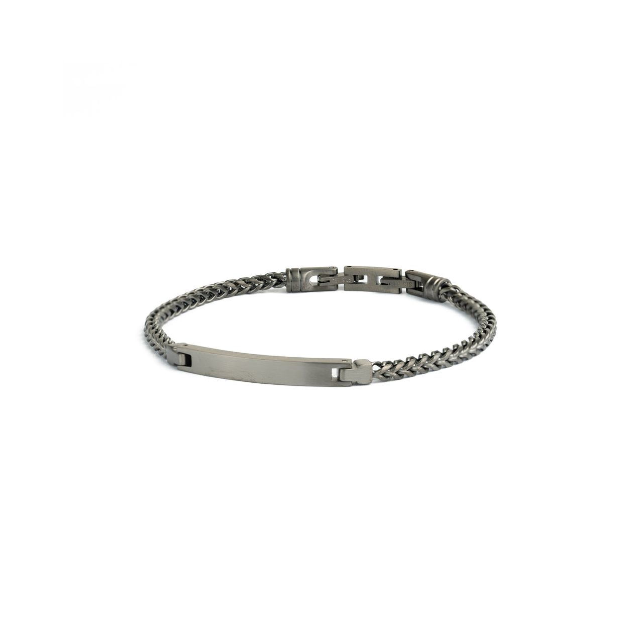 De Memento Black armband is een prachtige 3mm vossenstaart armband met een op maat gemaakte sluiting. Hij is +-1 cm verstelbaar, dus je hoeft je niet al te veel zorgen te maken over de maatvoering.

De armband is gemaakt van duurzaam 316L roestvrij staal en is met de grootste zorg afgewerkt.

De lengte is 20,5-21,5 cm (M-L).