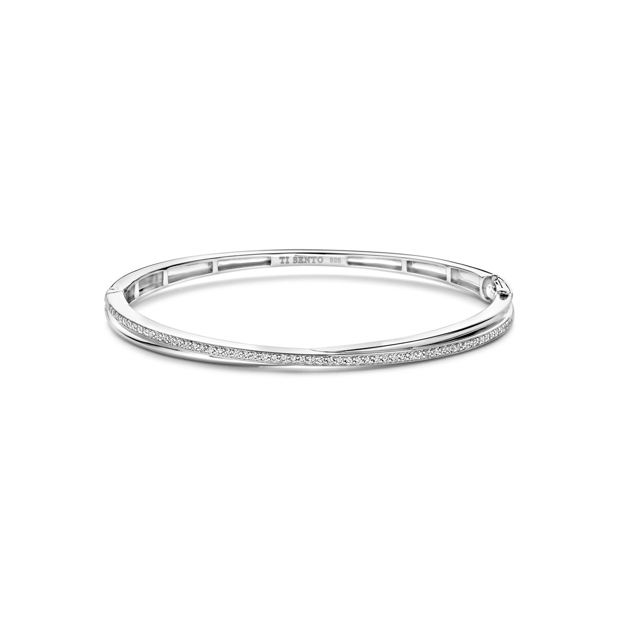 Ontdek een betoverende mix van klassieke en eigentijdse ontwerpen met deze TI SENTO zilveren bangle armband 23045ZI. Gemaakt van 925 sterling zilver en bedekt met platina voor blijvende schittering, beschikt deze armband over twee verstrengelde banden. De ene band is versierd met een fonkelende pavé van witte cubic zirconia-stenen, wat een glinsterend effect creëert. De andere band is glad en strak, wat een opvallend contrast biedt. Deze armband is een eerbetoon aan de kunst van fijn vervaardigde sieraden, en biedt een vleugje moderne verfijning. De ingetogen elegantie en tijdloze aantrekkingskracht maken het een veelzijdig accessoire dat elke outfit aanvult. Versterk je dagelijkse look met dit prachtige stuk. Draag het alleen voor een minimalistische statement of stapel het met andere TI SENTO armbanden voor een persoonlijke touch. Met zorg vervaardigd voor gevoelige huid, garandeert deze nikkelvrije en hypoallergene armband blijvend comfort en kwaliteit.