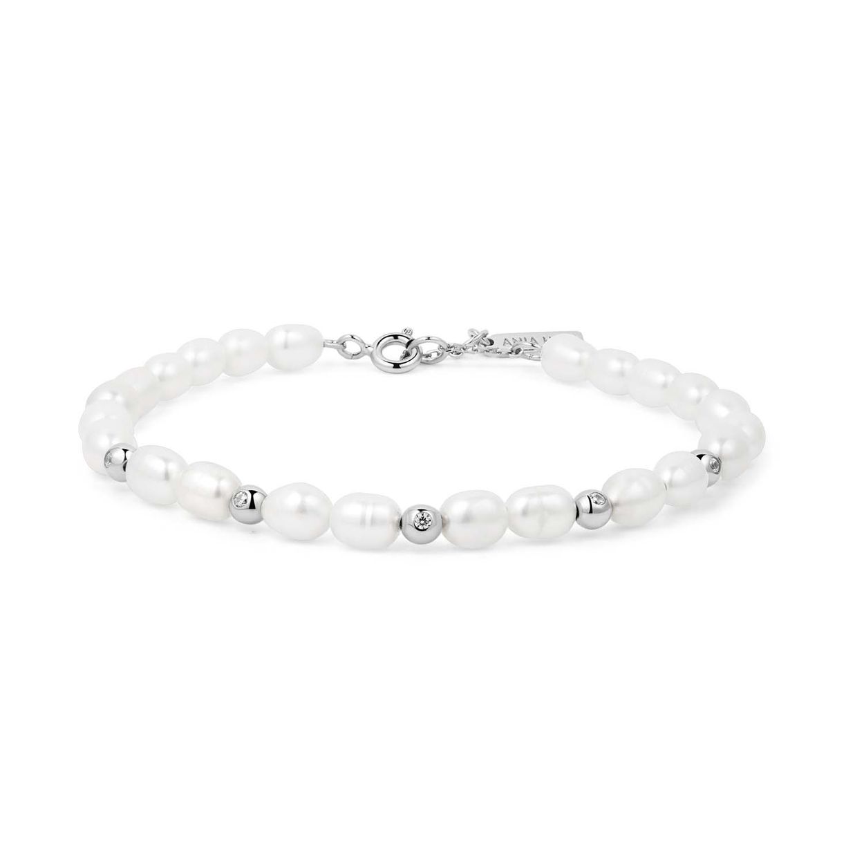 Ontdek de prachtige Ania Haie armband uit de serie 'Touch of Sparkle'. Dit hippe sieraad is gemaakt van hoogwaardig 925 sterling zilver met een elegante shiny afwerking. De armband is gemakkelijk verstelbaar en past om elke pols. Draag hem solo voor een subtiele touch of combineer met andere armbanden voor een trendy look. De perfecte accessoire voor elke gelegenheid!