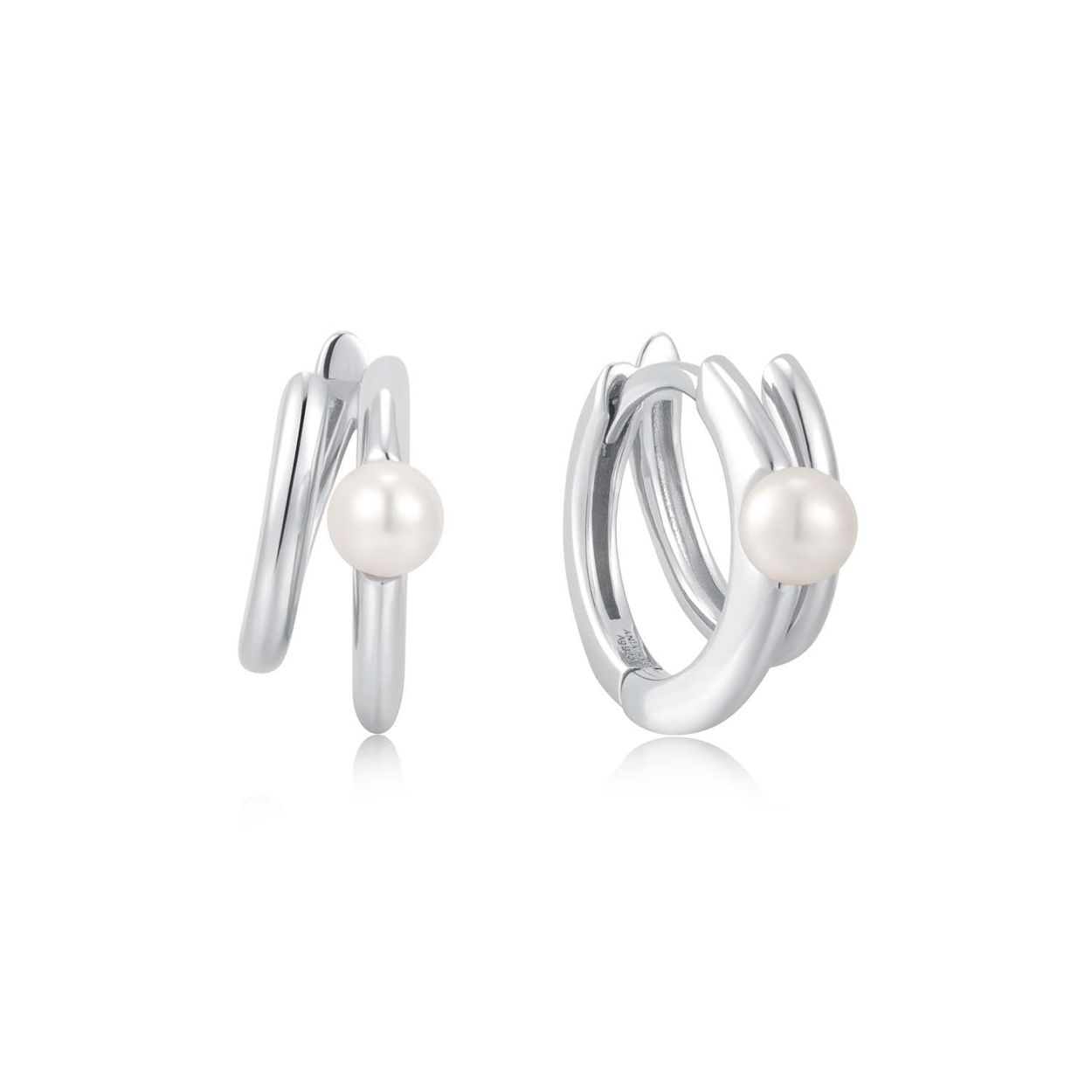 Met het dubbele lusontwerp in combinatie met een parel, geven deze sierlijke oorringen je een unieke look. Stijl ze eenvoudigweg met je favoriete studs, hoepels en oorwarmers om je elegantie en zelfvertrouwen een boost te geven. 

HET MERK
Geïnspireerd door de laatste fashion trends is Ania Haie het toonaangevende sieradenmerk voor hoogkwalitatieve maar ook betaalbare zilveren sieraden, zonder op de kwaliteit in te leveren. Iedere collectie is gebaseerd op de laatste catwalktrends, waardoor Ania Haie snel tot hét sieradenmerk voor stijlbewuste consumenten is verkozen. Elk sieraad wordt ontworpen om te combineren met andere sieraden waardoor je je eigen look kunt creëren. Maar ook zijn Ania Haie sieraden opvallend genoeg om op zichzelf te dragen.

SPECIFICATIES
- Ania Haie
- Oorbellen
- 925 zilver met gold/ rhodium plating
- Lengte 13,5mm
- AH E058-02H