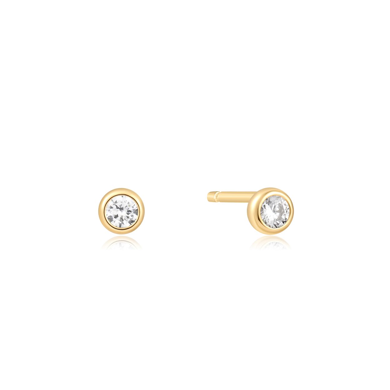 Maak gebruik van onze klassieke studs om je alledaagse looks te verbeteren. Met een afgeronde zirkonia in een gouden collet zijn deze gemakkelijk te stylen studs de perfecte stapelstukken voor elke gelegenheid.

HET MERK
Geïnspireerd door de laatste fashion trends is Ania Haie het toonaangevende sieradenmerk voor hoogkwalitatieve maar ook betaalbare zilveren sieraden, zonder op de kwaliteit in te leveren. Iedere collectie is gebaseerd op de laatste catwalktrends, waardoor Ania Haie snel tot hét sieradenmerk voor stijlbewuste consumenten is verkozen. Elk sieraad wordt ontworpen om te combineren met andere sieraden waardoor je je eigen look kunt creëren. Maar ook zijn Ania Haie sieraden opvallend genoeg om op zichzelf te dragen.

SPECIFICATIES
- Ania Haie
- Oorbellen
- Lengte 5mm
- 925 zilver met gold/ rhodium plating
- AH E059-03G