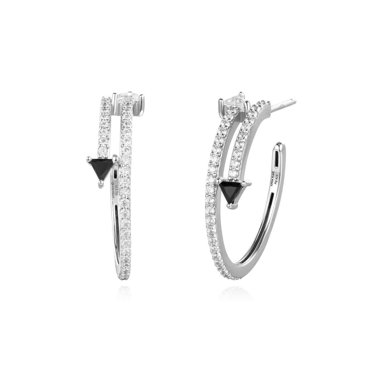 Kies voor glinstering en edgy zwarte details voor je sieraden update van het nieuwe seizoen met onze unieke stud hoops. Deze opvallende oorbellen zijn gemaakt van gerhodineerd sterlingzilver en zijn statement genoeg om alleen te dragen of gestapeld met andere studs, hoops en huggies. 

HET MERK
Geïnspireerd door de laatste fashion trends is Ania Haie het toonaangevende sieradenmerk voor hoogkwalitatieve maar ook betaalbare zilveren sieraden, zonder op de kwaliteit in te leveren. Iedere collectie is gebaseerd op de laatste catwalktrends, waardoor Ania Haie snel tot hét sieradenmerk voor stijlbewuste consumenten is verkozen. Elk sieraad wordt ontworpen om te combineren met andere sieraden waardoor je je eigen look kunt creëren. Maar ook zijn Ania Haie sieraden opvallend genoeg om op zichzelf te dragen.

SPECIFICATIES
- Ania Haie
- Oorbellen
- Lengte 23mm
- 925 zilver met gold/ rhodium plating
- AH E059-18H