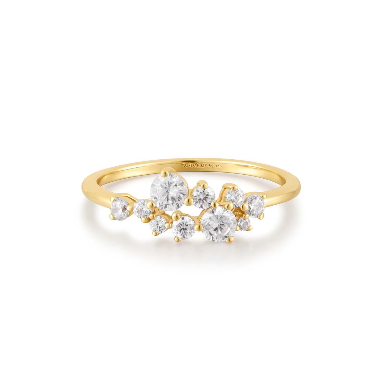 Voeg wat schittering toe aan je dagelijkse collectie met deze bloemencluster pavé ring in 14kt verguld sterlingzilver. Je kunt met dit sieraad gemakkelijk de overstap maken van kantoor naar een avondje uit met fonkelende zirkonia steentjes die niet beknibbelen op de glans.

HET MERK
Geïnspireerd door de laatste fashion trends is Ania Haie het toonaangevende sieradenmerk voor hoogkwalitatieve maar ook betaalbare zilveren sieraden, zonder op de kwaliteit in te leveren. Iedere collectie is gebaseerd op de laatste catwalktrends, waardoor Ania Haie snel tot hét sieradenmerk voor stijlbewuste consumenten is verkozen. Elk sieraad wordt ontworpen om te combineren met andere sieraden waardoor je je eigen look kunt creëren. Maar ook zijn Ania Haie sieraden opvallend genoeg om op zichzelf te dragen.

SPECIFICATIES
- Ania Haie
- Ring
- 925 zilver met gold/ rhodium plating
- Maat 56
- AH R058-02G