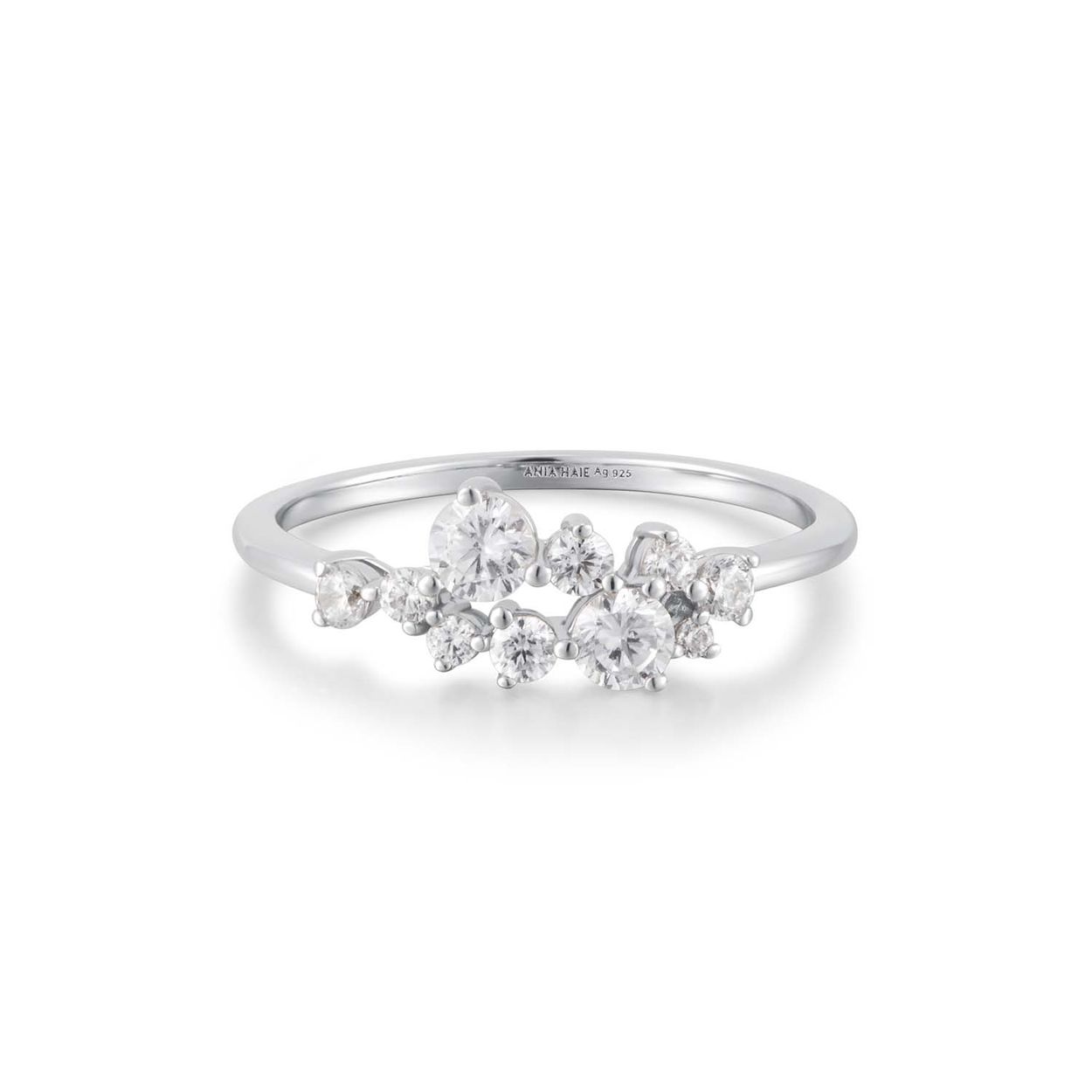 Voeg wat schittering toe aan je dagelijkse collectie met deze bloemcluster pavé ring in sterling zilver. Je kunt met dit sieraad gemakkelijk de overstap maken van kantoor naar een avondje uit met fonkelende zirkonia steentjes die niet beknibbelen op de glans.

HET MERK
Geïnspireerd door de laatste fashion trends is Ania Haie het toonaangevende sieradenmerk voor hoogkwalitatieve maar ook betaalbare zilveren sieraden, zonder op de kwaliteit in te leveren. Iedere collectie is gebaseerd op de laatste catwalktrends, waardoor Ania Haie snel tot hét sieradenmerk voor stijlbewuste consumenten is verkozen. Elk sieraad wordt ontworpen om te combineren met andere sieraden waardoor je je eigen look kunt creëren. Maar ook zijn Ania Haie sieraden opvallend genoeg om op zichzelf te dragen.

SPECIFICATIES
- Ania Haie
- Ring
- 925 zilver met gold/ rhodium plating
- Maat 54
- AH R058-02H