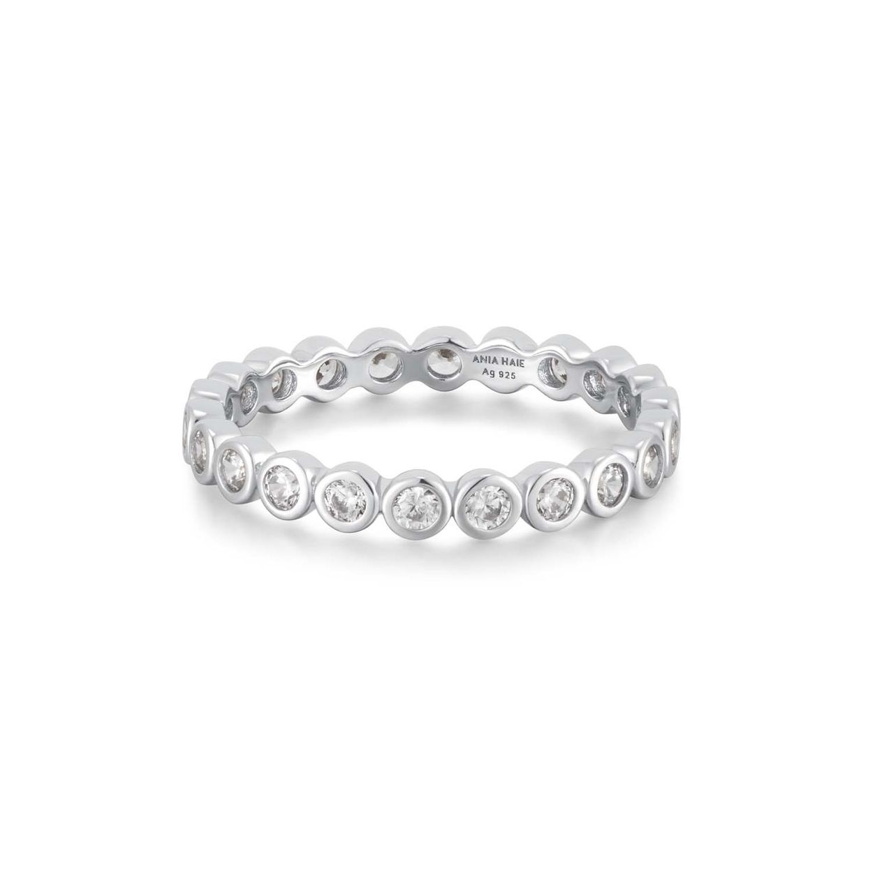 De ring is ontworpen om onmisbaar te zijn in je garderobe en heeft een band van zirkonia's in gerhodineerd sterlingzilver. Hij ziet er schitterend uit, alleen gedragen of gestapeld met die van jou, moeiteloos passend bij je dagelijkse kleding.

HET MERK
Geïnspireerd door de laatste fashion trends is Ania Haie het toonaangevende sieradenmerk voor hoogkwalitatieve maar ook betaalbare zilveren sieraden, zonder op de kwaliteit in te leveren. Iedere collectie is gebaseerd op de laatste catwalktrends, waardoor Ania Haie snel tot hét sieradenmerk voor stijlbewuste consumenten is verkozen. Elk sieraad wordt ontworpen om te combineren met andere sieraden waardoor je je eigen look kunt creëren. Maar ook zijn Ania Haie sieraden opvallend genoeg om op zichzelf te dragen.

SPECIFICATIES
- Ania Haie
- Ring
- 925 zilver met gold/ rhodium plating
- Maat 54
- AH R058-03H
