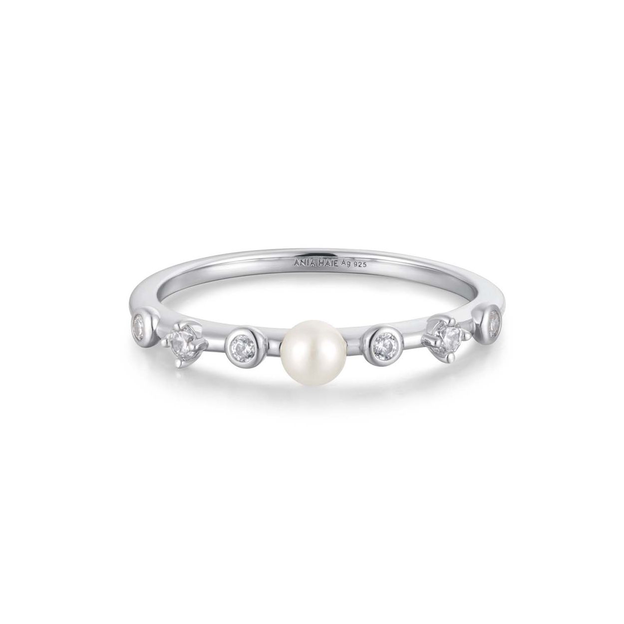 Geef je outfit een unieke sprankeling met onze opvallende ring in sterling zilver. Met een zoetwaterparel in het midden en kubieke zirkonia's aan weerszijden is hij ontworpen om jarenlang een statement te zijn.

HET MERK
Geïnspireerd door de laatste fashion trends is Ania Haie het toonaangevende sieradenmerk voor hoogkwalitatieve maar ook betaalbare zilveren sieraden, zonder op de kwaliteit in te leveren. Iedere collectie is gebaseerd op de laatste catwalktrends, waardoor Ania Haie snel tot hét sieradenmerk voor stijlbewuste consumenten is verkozen. Elk sieraad wordt ontworpen om te combineren met andere sieraden waardoor je je eigen look kunt creëren. Maar ook zijn Ania Haie sieraden opvallend genoeg om op zichzelf te dragen.

SPECIFICATIES
- Ania Haie
- Ring
- 925 zilver met gold/ rhodium plating
- Maat 56
- AH R058-04H