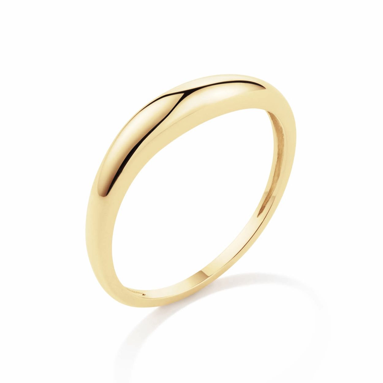 Deze ring heeft een organische vorm, vanwege het vele water in Venetië

Venetian Diary Als je aan een betoverende stad denkt, waar je kunt verdwalen in smalle straatjes en waar gondels je meenemen langs de mooiste gebouwen en architectuur. Waar op iedere hoek iemand spontaan in een serenade kan uitbarsten. Aan welke stad denk je dan? Juist, het Italiaanse Venetië. Mysterieus, betoverend en romantisch. Een stad met elegante grachten, prachtige pleinen en kleurrijke mensen. Een stad waar ik mijn hart aan heb verloren. 

Het merk
Jackie is hét 14 karaat gouden on trend sieradenmerk. De collecties zijn geïnspireerd op de reizen die ik maak, van stedentrips tot exotische oorden. Elk gouden sieraad is helemaal van nu, handgemaakt door Europese goudsmeden en vervaardigd van overwegend gerecycled goud met echte edelstenen en zoetwaterparels. Elke collectie is dan ook met veel liefde en passie samengesteld. Mijn Jackie sieraden zijn de perfecte finishing touch voor iedere outfit!

Specificaties
- Ring
- Materiaal: 14 Karaat - Geelgoud - 585
- Bol 
- Maat 52