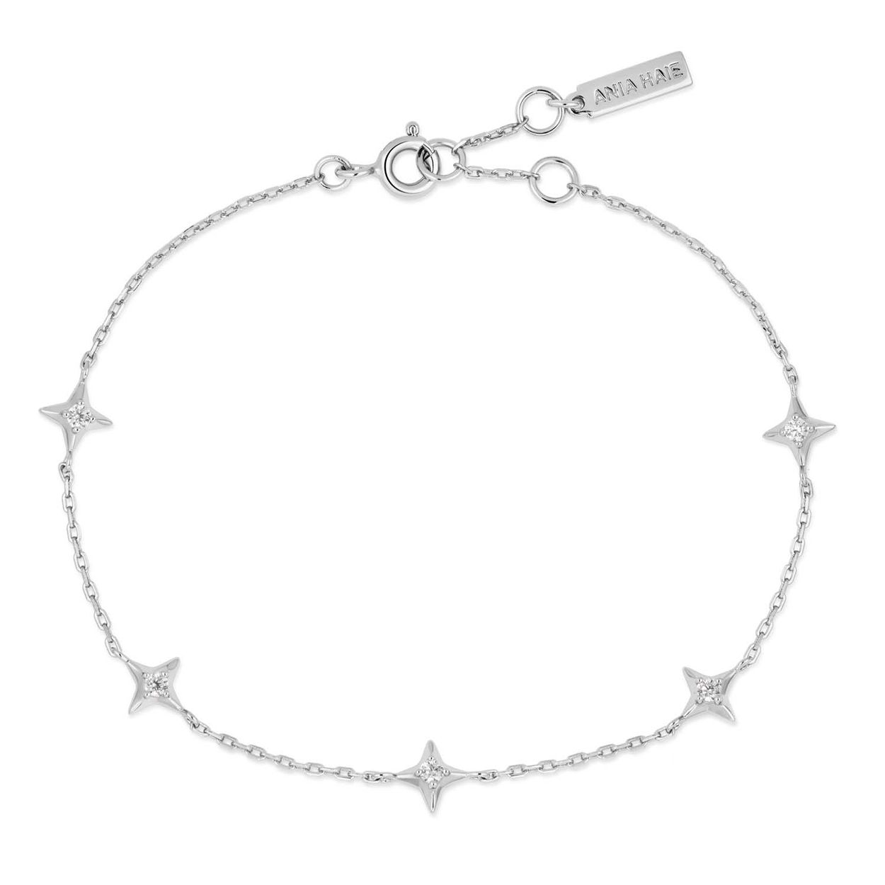 AH B061-02H
 Deze armband met glinsterende sierlijke sterren kan dit seizoen je must-have zijn. Draag hem alleen of in laagjes met onze armbandenset.

HET MERK
Geïnspireerd door de laatste fashion trends is Ania Haie het toonaangevende sieradenmerk voor hoogkwalitatieve maar ook betaalbare zilveren sieraden, zonder op de kwaliteit in te leveren. Iedere collectie is gebaseerd op de laatste catwalktrends, waardoor Ania Haie snel tot hét sieradenmerk voor stijlbewuste consumenten is verkozen. Elk sieraad wordt ontworpen om te combineren met andere sieraden waardoor je je eigen look kunt creëren. Maar ook zijn Ania Haie sieraden opvallend genoeg om op zichzelf te dragen.

SPECIFICATIES
- Ania Haie
- Armband fijn ster Zirkonia
- 925 zilver met gold/ rhodium plating
- Lengte 18,5cm
- AH B061-02H