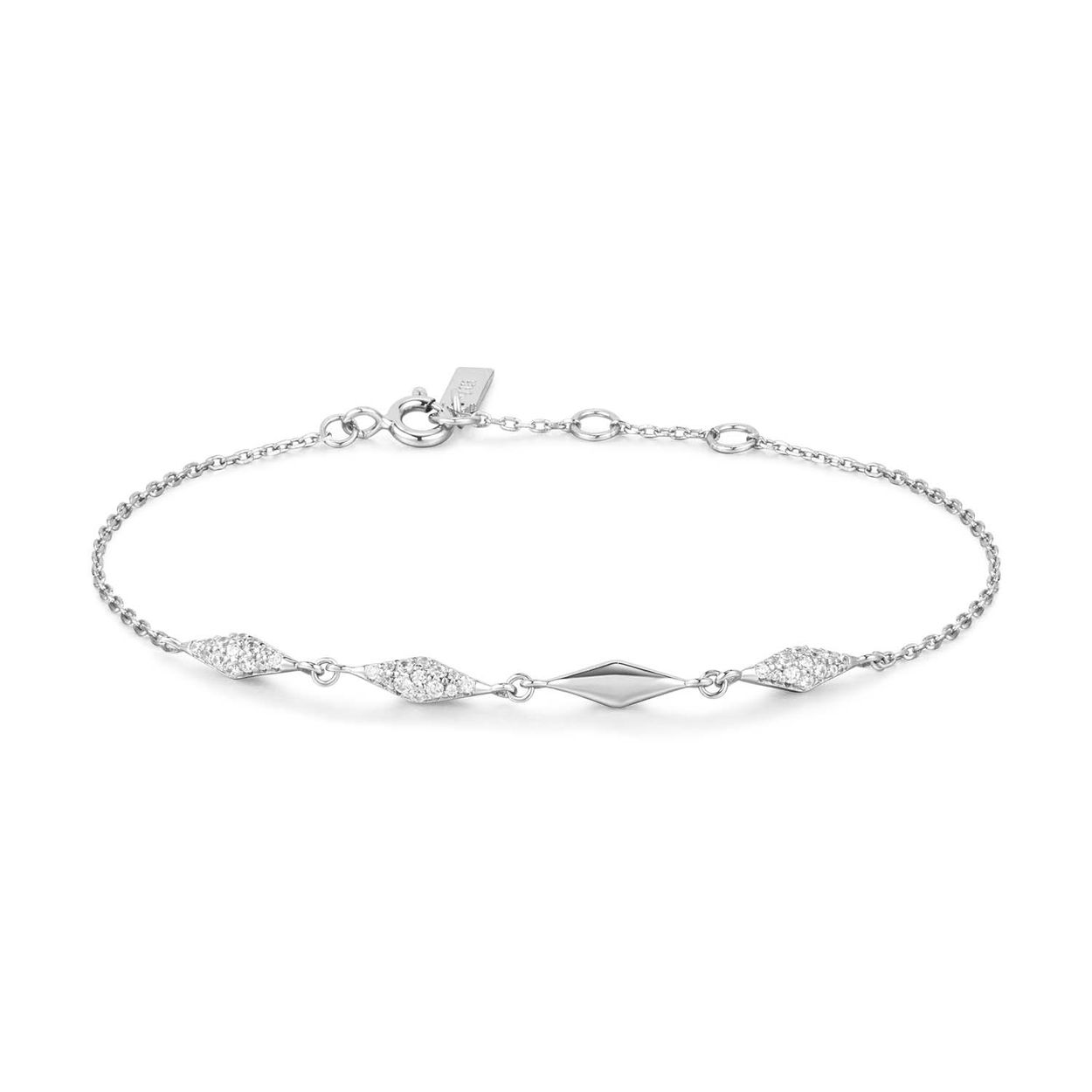 AH B061-04H
 Door de hardwaretrend van dit seizoen te combineren met wat broodnodige glitter en glinstering, is deze prachtige armband een luxe stijl om je look mee op te frissen. Perfect voor chique glans overdag of een geklede avond vibe, de delicate ketting is afgewerkt met een glad gepolijst oppervlak en de andere kant met fonkelende cubic zirconia pavé.

HET MERK
Geïnspireerd door de laatste fashion trends is Ania Haie het toonaangevende sieradenmerk voor hoogkwalitatieve maar ook betaalbare zilveren sieraden, zonder op de kwaliteit in te leveren. Iedere collectie is gebaseerd op de laatste catwalktrends, waardoor Ania Haie snel tot hét sieradenmerk voor stijlbewuste consumenten is verkozen. Elk sieraad wordt ontworpen om te combineren met andere sieraden waardoor je je eigen look kunt creëren. Maar ook zijn Ania Haie sieraden opvallend genoeg om op zichzelf te dragen.

SPECIFICATIES
- Ania Haie
- Armband fijn Zirkonia
- 925 zilver met gold/ rhodium plating
- Lengte 18,5cm
- AH B061-04H