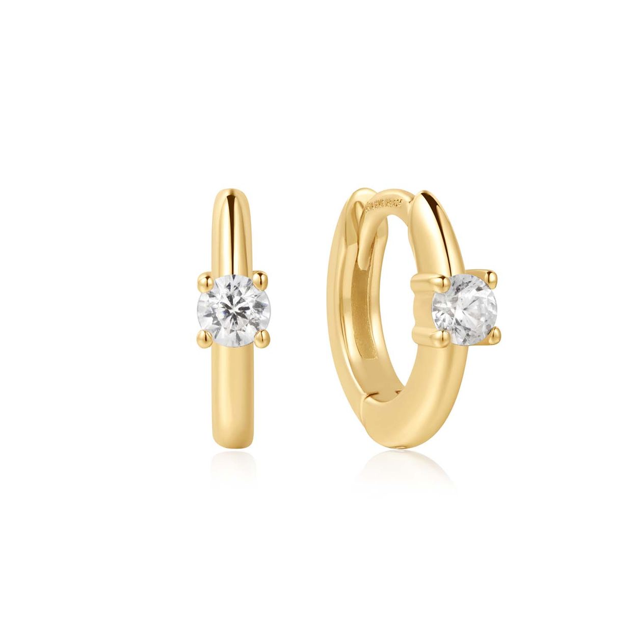AH E061-03G
 Het zit hem allemaal in het detail als het gaat om deze prachtig bewerkte cubic zirkonia oorringen. Een slimme manier om een beetje glans in je alledaagse look te verwerken. Stijl ze met eenvoudige bijpassende studs en voeg een grotere hoepel toe voor een trendy look.

HET MERK
Geïnspireerd door de laatste fashion trends is Ania Haie het toonaangevende sieradenmerk voor hoogkwalitatieve maar ook betaalbare zilveren sieraden, zonder op de kwaliteit in te leveren. Iedere collectie is gebaseerd op de laatste catwalktrends, waardoor Ania Haie snel tot hét sieradenmerk voor stijlbewuste consumenten is verkozen. Elk sieraad wordt ontworpen om te combineren met andere sieraden waardoor je je eigen look kunt creëren. Maar ook zijn Ania Haie sieraden opvallend genoeg om op zichzelf te dragen.

SPECIFICATIES
- Ania Haie
- Oorring Zirkonia
- 925 zilver met gold/ rhodium plating
- Lengte 6,5mm
- AH E061-03G