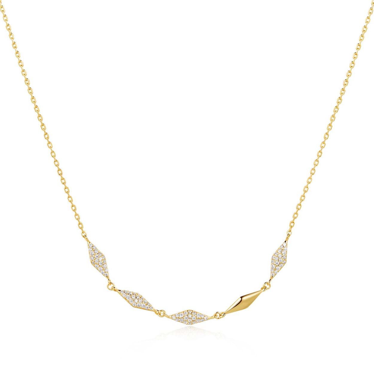 AH N061-06G
Omarm de hardwaretrend van dit seizoen met een vleugje glamour door deze prachtige schakelketting. Doordrenkt met schitterende zirkonia steentjes, bieden deze stukken een luxueuze update aan je alledaagse look. Geschikt om een verfijnde glans toe te voegen aan je kleding voor overdag of om je avondensemble mee op te fleuren. De delicate ketting brengt verfijning prachtig in balans met een vleugje sprankeling.

HET MERK
Geïnspireerd door de laatste fashion trends is Ania Haie het toonaangevende sieradenmerk voor hoogkwalitatieve maar ook betaalbare zilveren sieraden, zonder op de kwaliteit in te leveren. Iedere collectie is gebaseerd op de laatste catwalktrends, waardoor Ania Haie snel tot hét sieradenmerk voor stijlbewuste consumenten is verkozen. Elk sieraad wordt ontworpen om te combineren met andere sieraden waardoor je je eigen look kunt creëren. Maar ook zijn Ania Haie sieraden opvallend genoeg om op zichzelf te dragen.

SPECIFICATIES
- Ania Haie
- Collier met zirkonia
- 925 zilver met gold/ rhodium plating
- Lengte 45cm
- AH N061-06G