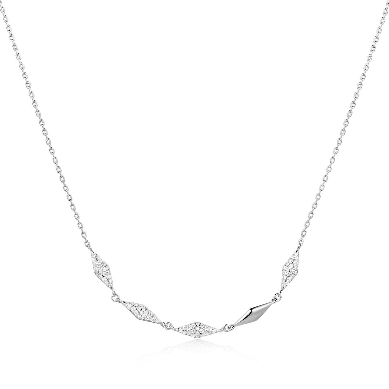 AH N061-06H
Omarm de hardwaretrend van dit seizoen met een vleugje glamour door deze prachtige schakelketting. Doordrenkt met schitterende zirkonia steentjes, bieden deze stukken een luxueuze update aan je alledaagse look. Geschikt om een verfijnde glans toe te voegen aan je kleding voor overdag of om je avondensemble mee op te fleuren. De delicate ketting brengt verfijning prachtig in balans met een vleugje sprankeling.

HET MERK
Geïnspireerd door de laatste fashion trends is Ania Haie het toonaangevende sieradenmerk voor hoogkwalitatieve maar ook betaalbare zilveren sieraden, zonder op de kwaliteit in te leveren. Iedere collectie is gebaseerd op de laatste catwalktrends, waardoor Ania Haie snel tot hét sieradenmerk voor stijlbewuste consumenten is verkozen. Elk sieraad wordt ontworpen om te combineren met andere sieraden waardoor je je eigen look kunt creëren. Maar ook zijn Ania Haie sieraden opvallend genoeg om op zichzelf te dragen.

SPECIFICATIES
- Ania Haie
- Collier met zirkonia
- 925 zilver met gold/ rhodium plating
- Lengte 45cm
- AH N061-06H