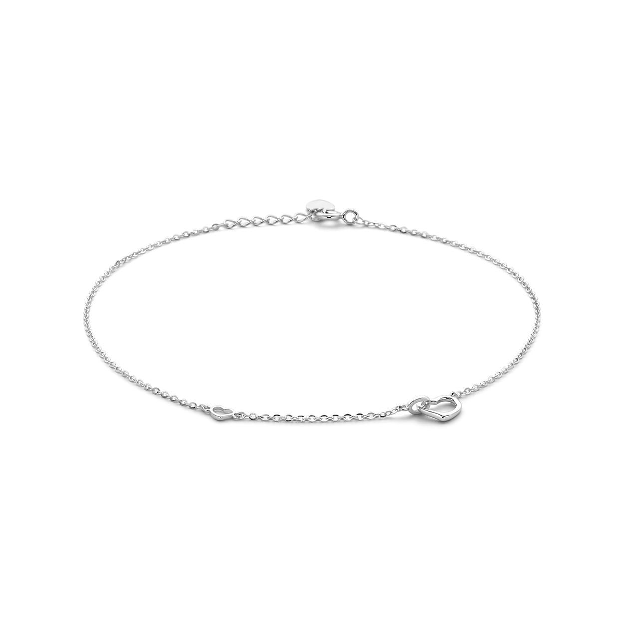 Gerhodineerd 925 zilveren enkelband uitgevoerd met drie hartjes. De enkelband heeft een draaglengte van 24cm met een extensie van 2cm. De schakelbreedte is 1.3mm.